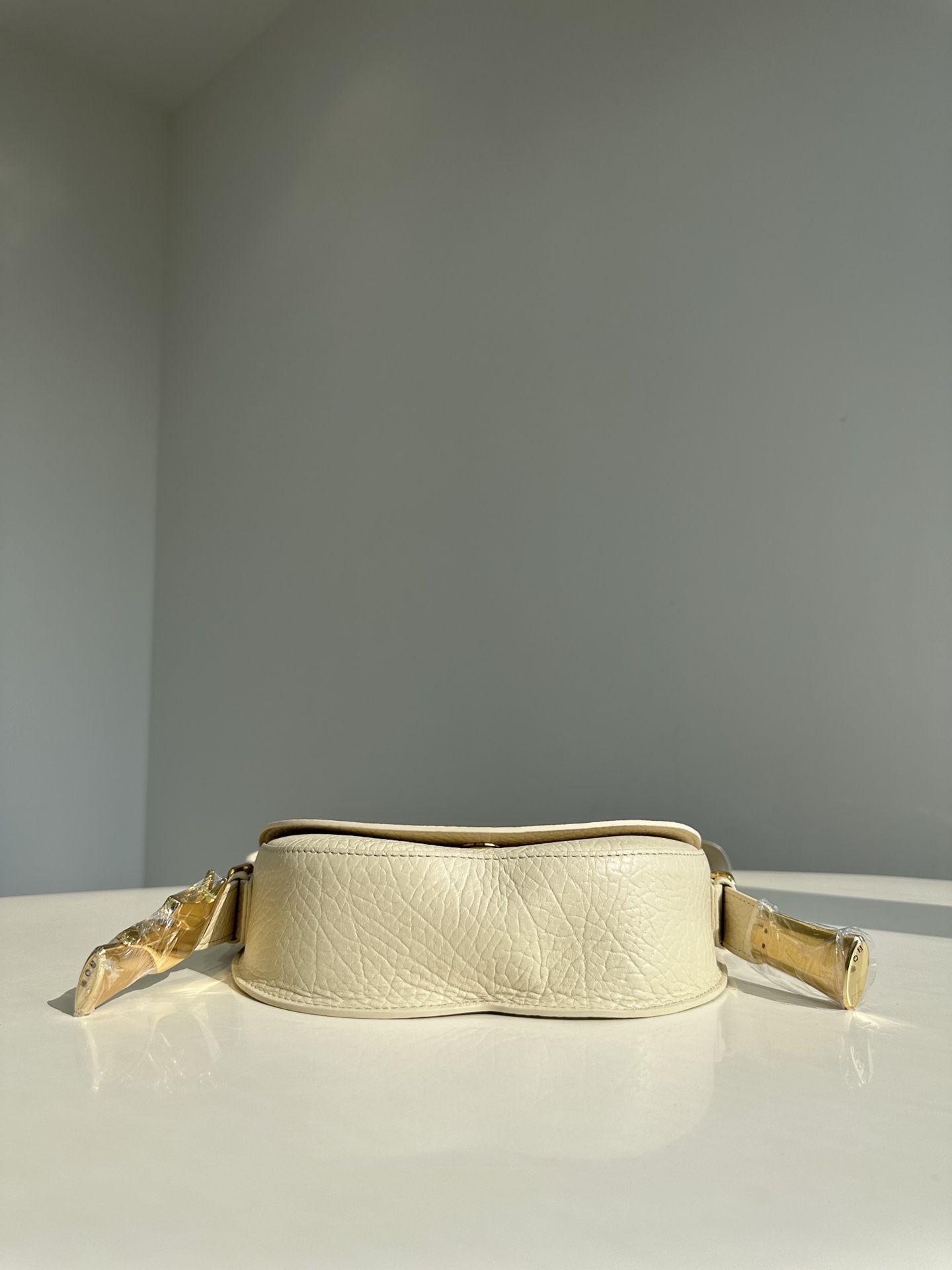 Burberry pure original Chess series saddle bag can be worn as a shoulder or crossbody bag. It is carefully crafted from large-grain calfskin 5 Burberry pure original Chess series saddle bag can be worn as a shoulder or crossbody bag. It is carefully crafted from large-grain calfskin - Image 5