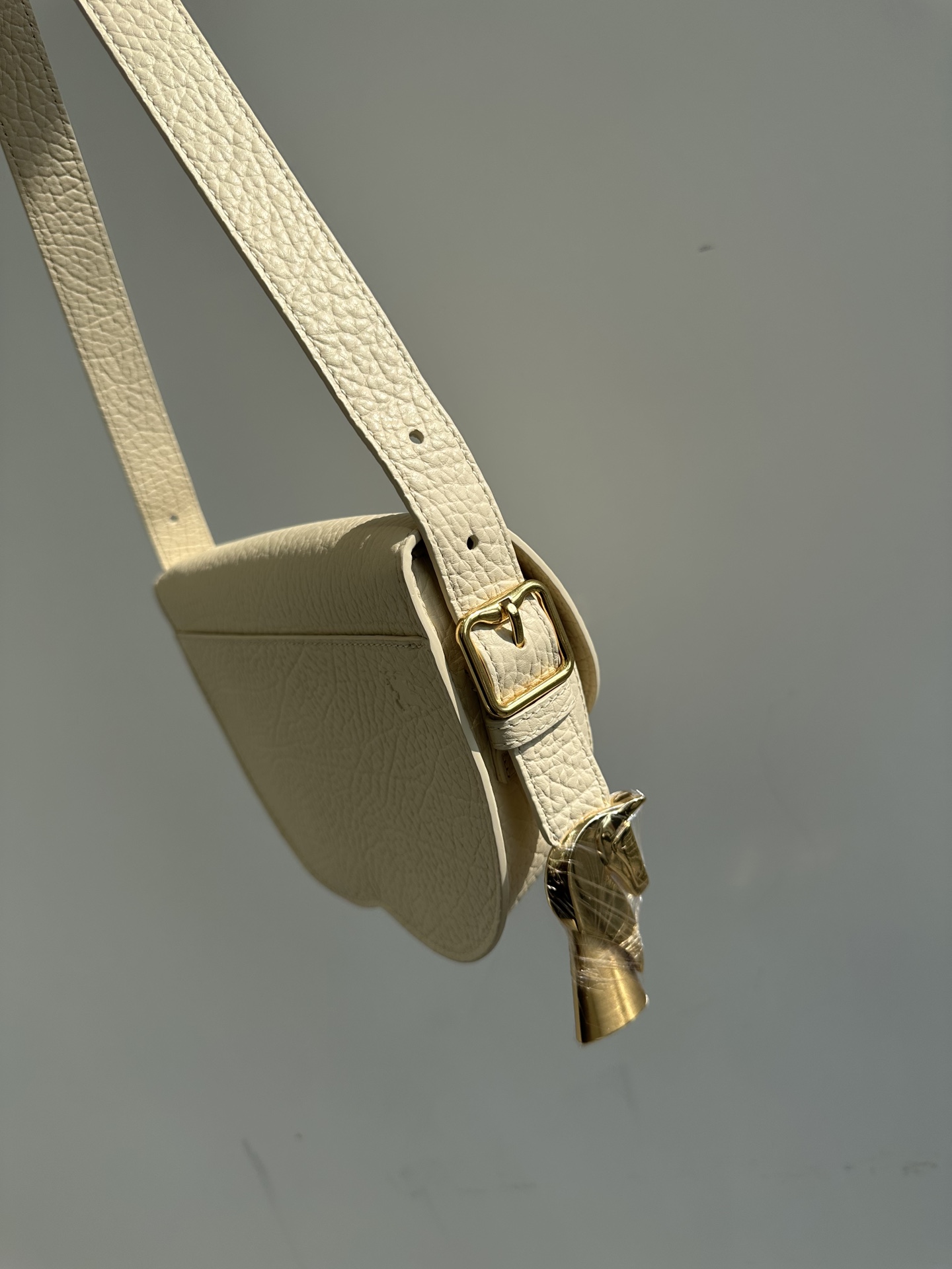 Burberry pure original Chess series saddle bag can be worn as a shoulder or crossbody bag. It is carefully crafted from large-grain calfskin 8 Burberry pure original Chess series saddle bag can be worn as a shoulder or crossbody bag. It is carefully crafted from large-grain calfskin - Image 8