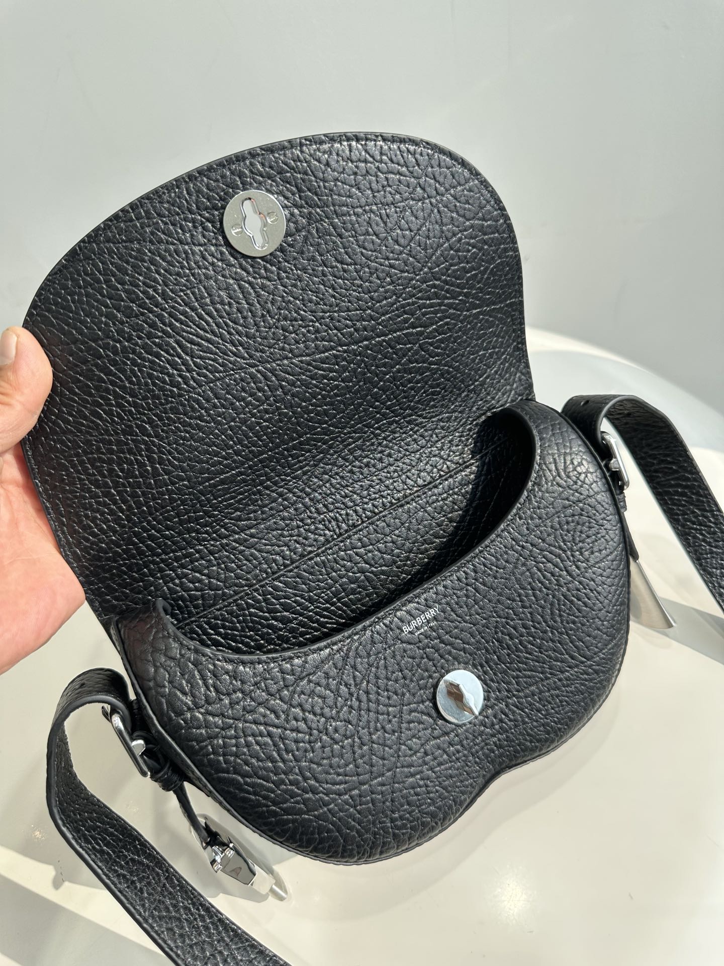 Burberry pure original Chess series saddle bag can be worn as a shoulder or crossbody bag. It is carefully crafted from large-grain calfskin Size: 25X17.5X6.5cm 4 Burberry pure original Chess series saddle bag can be worn as a shoulder or crossbody bag. It is carefully crafted from large-grain calfskin Size: 25X17.5X6.5cm - Image 4