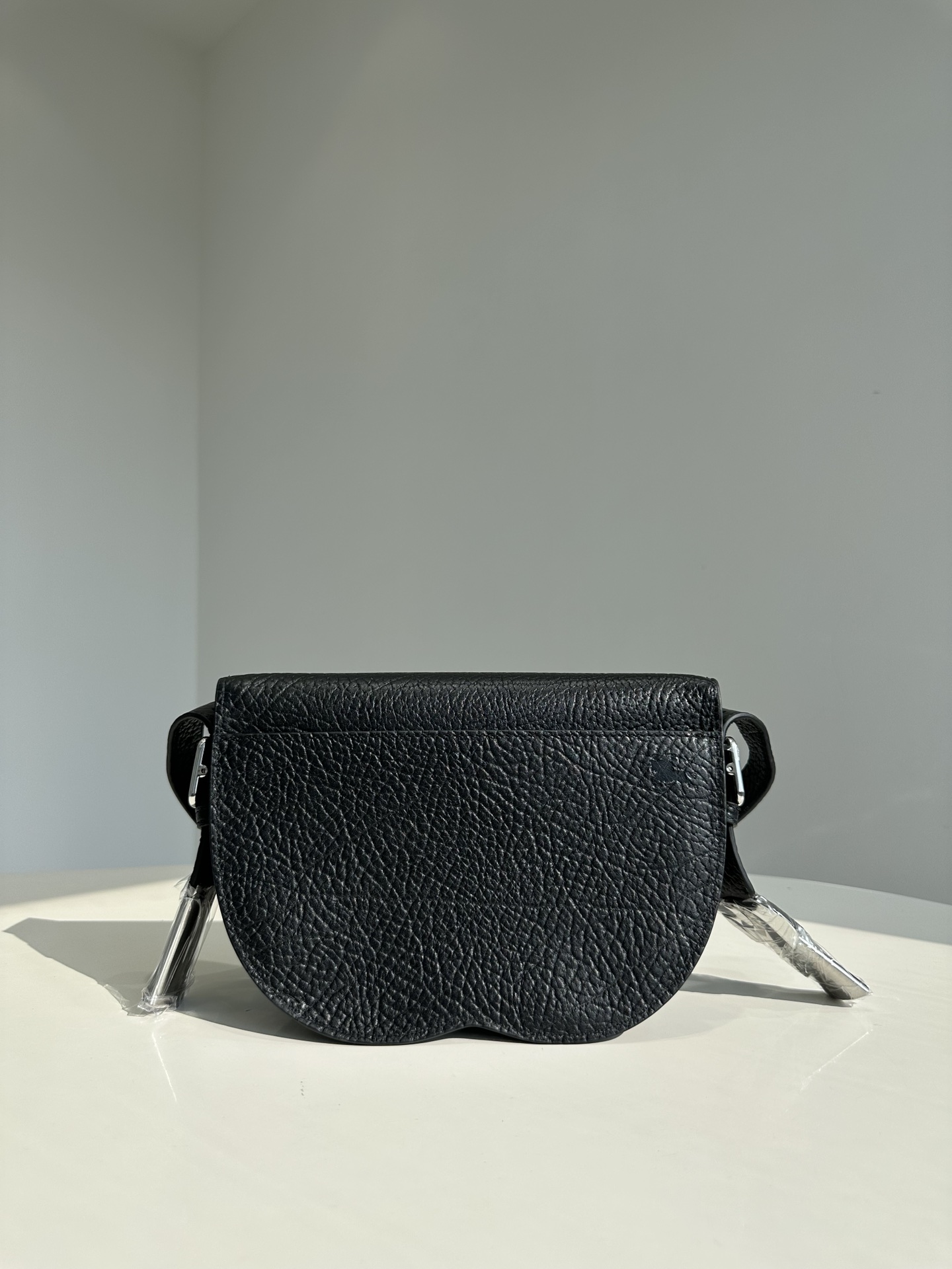 Burberry pure original Chess series saddle bag can be worn as a shoulder or crossbody bag. It is carefully crafted from large-grain calfskin Size: 25X17.5X6.5cm 7 Burberry pure original Chess series saddle bag can be worn as a shoulder or crossbody bag. It is carefully crafted from large-grain calfskin Size: 25X17.5X6.5cm - Image 7