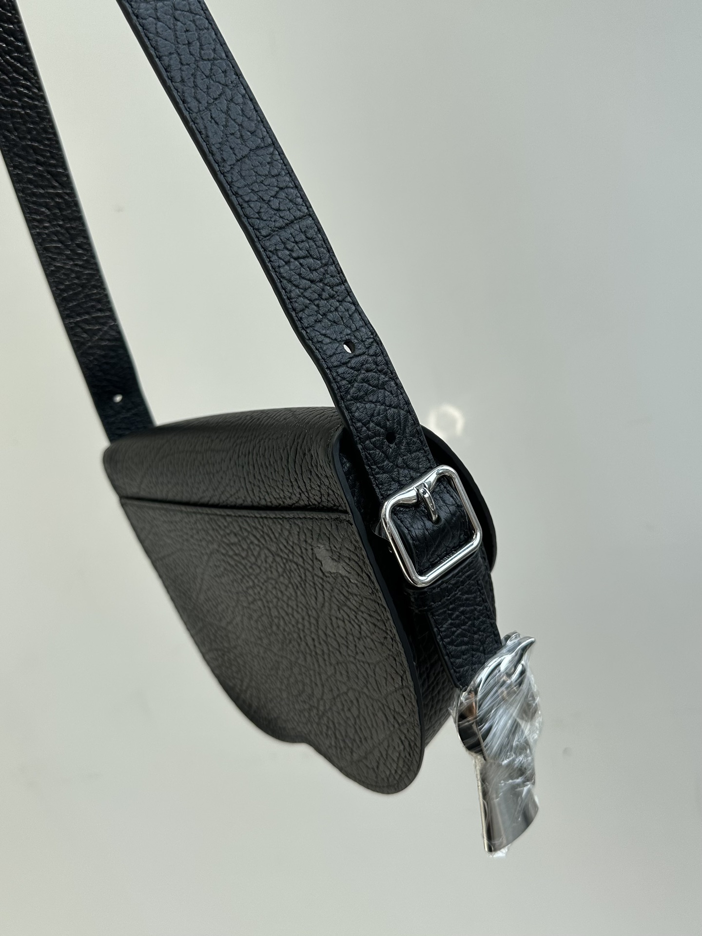 Burberry pure original Chess series saddle bag can be worn as a shoulder or crossbody bag. It is carefully crafted from large-grain calfskin Size: 25X17.5X6.5cm 8 Burberry pure original Chess series saddle bag can be worn as a shoulder or crossbody bag. It is carefully crafted from large-grain calfskin Size: 25X17.5X6.5cm - Image 8