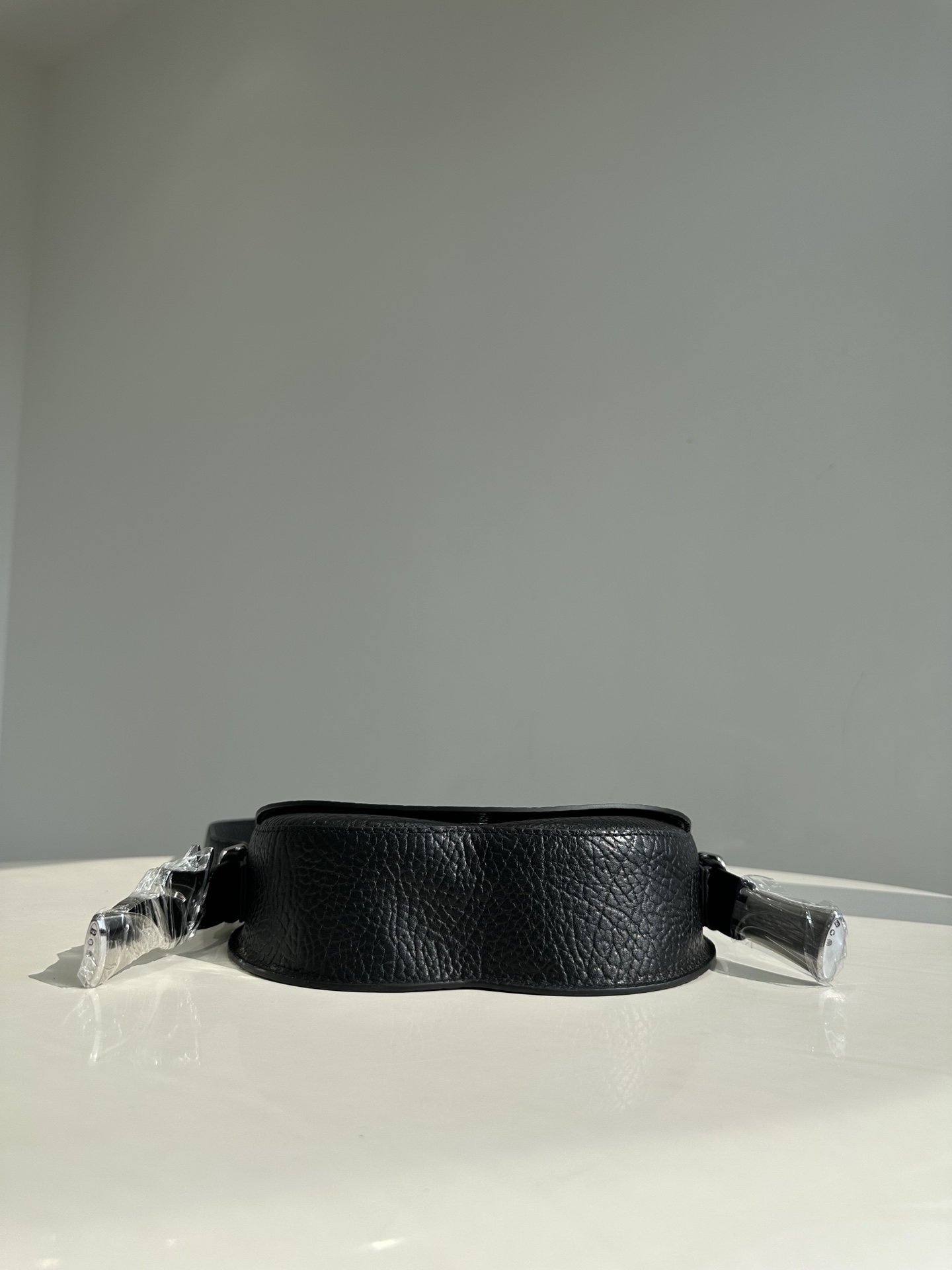 Burberry pure original Chess series saddle bag can be worn as a shoulder or crossbody bag. It is carefully crafted from large-grain calfskin Size: 25X17.5X6.5cm 5 Burberry pure original Chess series saddle bag can be worn as a shoulder or crossbody bag. It is carefully crafted from large-grain calfskin Size: 25X17.5X6.5cm - Image 5