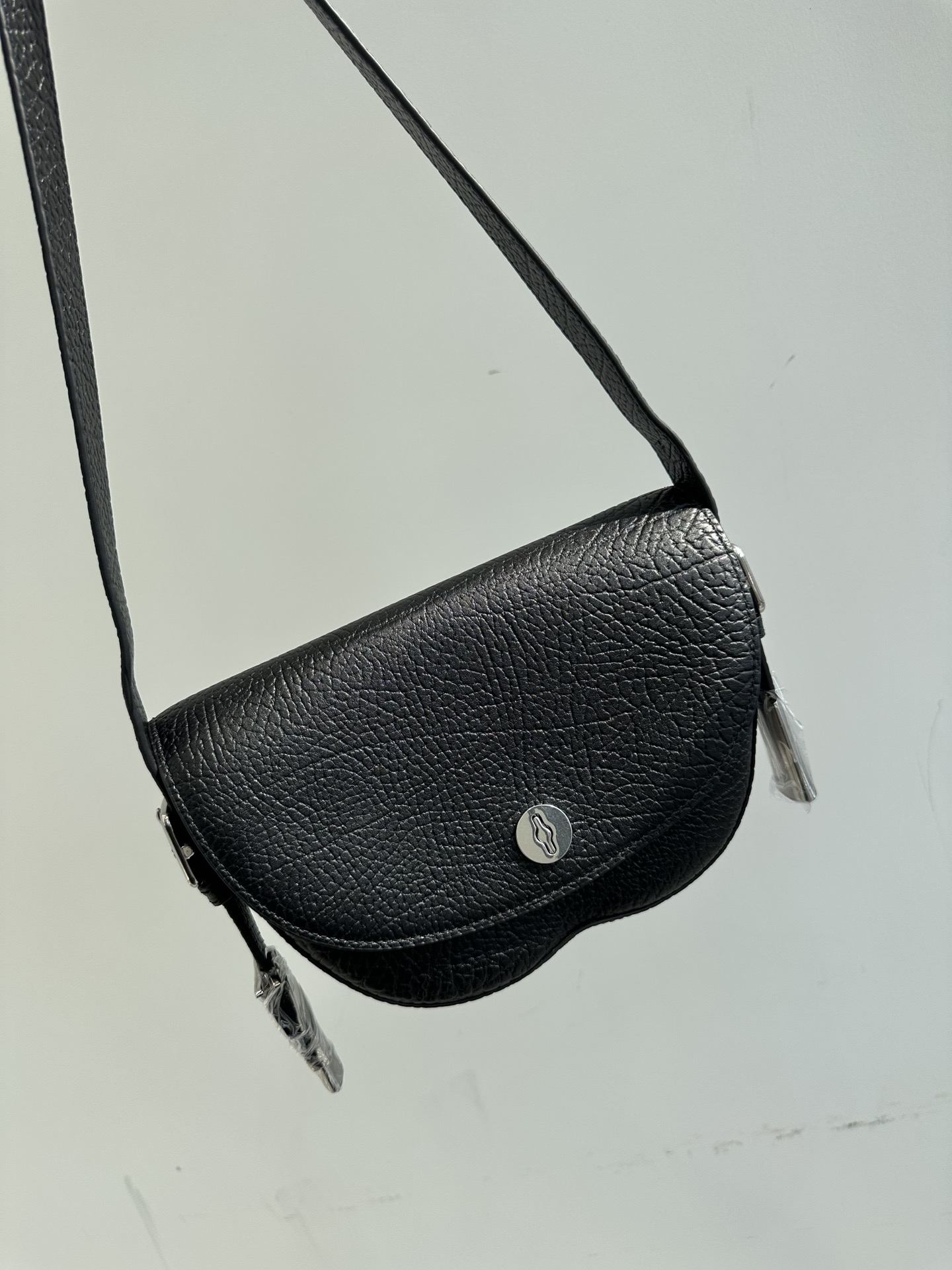 Burberry pure original Chess series saddle bag can be worn as a shoulder or crossbody bag. It is carefully crafted from large-grain calfskin Size: 25X17.5X6.5cm 9 Burberry pure original Chess series saddle bag can be worn as a shoulder or crossbody bag. It is carefully crafted from large-grain calfskin Size: 25X17.5X6.5cm - Image 9