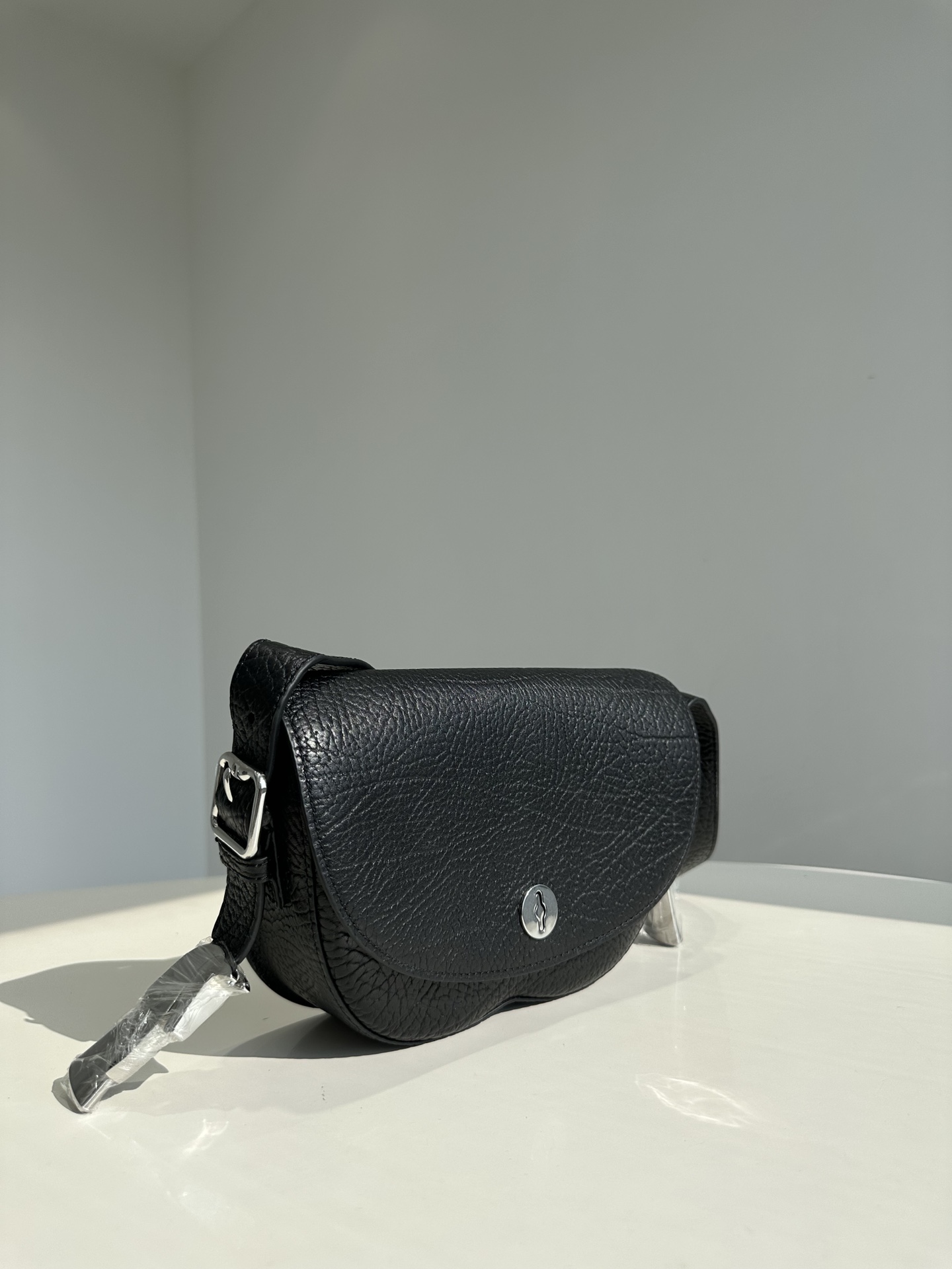 Burberry pure original Chess series saddle bag can be worn as a shoulder or crossbody bag. It is carefully crafted from large-grain calfskin Size: 25X17.5X6.5cm 6 Burberry pure original Chess series saddle bag can be worn as a shoulder or crossbody bag. It is carefully crafted from large-grain calfskin Size: 25X17.5X6.5cm - Image 6