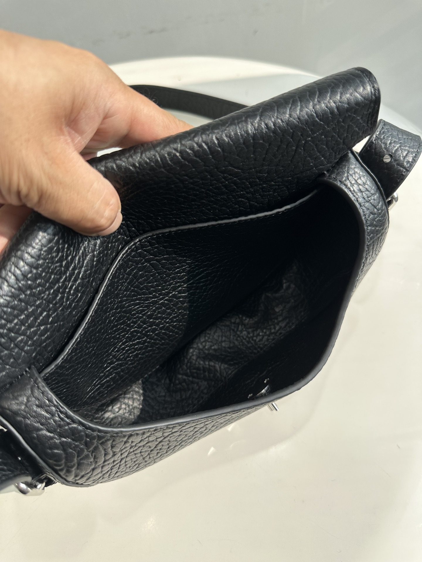 Burberry pure original Chess series saddle bag can be worn as a shoulder or crossbody bag. It is carefully crafted from large-grain calfskin Size: 25X17.5X6.5cm 3 Burberry pure original Chess series saddle bag can be worn as a shoulder or crossbody bag. It is carefully crafted from large-grain calfskin Size: 25X17.5X6.5cm - Image 3