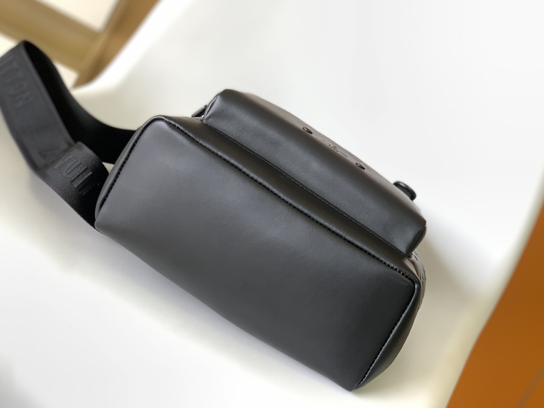 LV Authentic Racer Shoulder Bag Material: Crafted from Monogram Shadow leather for a sophisticated and understated look Size: 24 x 42 x 12 cm (Height x Width x Depth). 4 LV Authentic Racer Shoulder Bag Material: Crafted from Monogram Shadow leather for a sophisticated and understated look Size: 24 x 42 x 12 cm (Height x Width x Depth). - Image 4