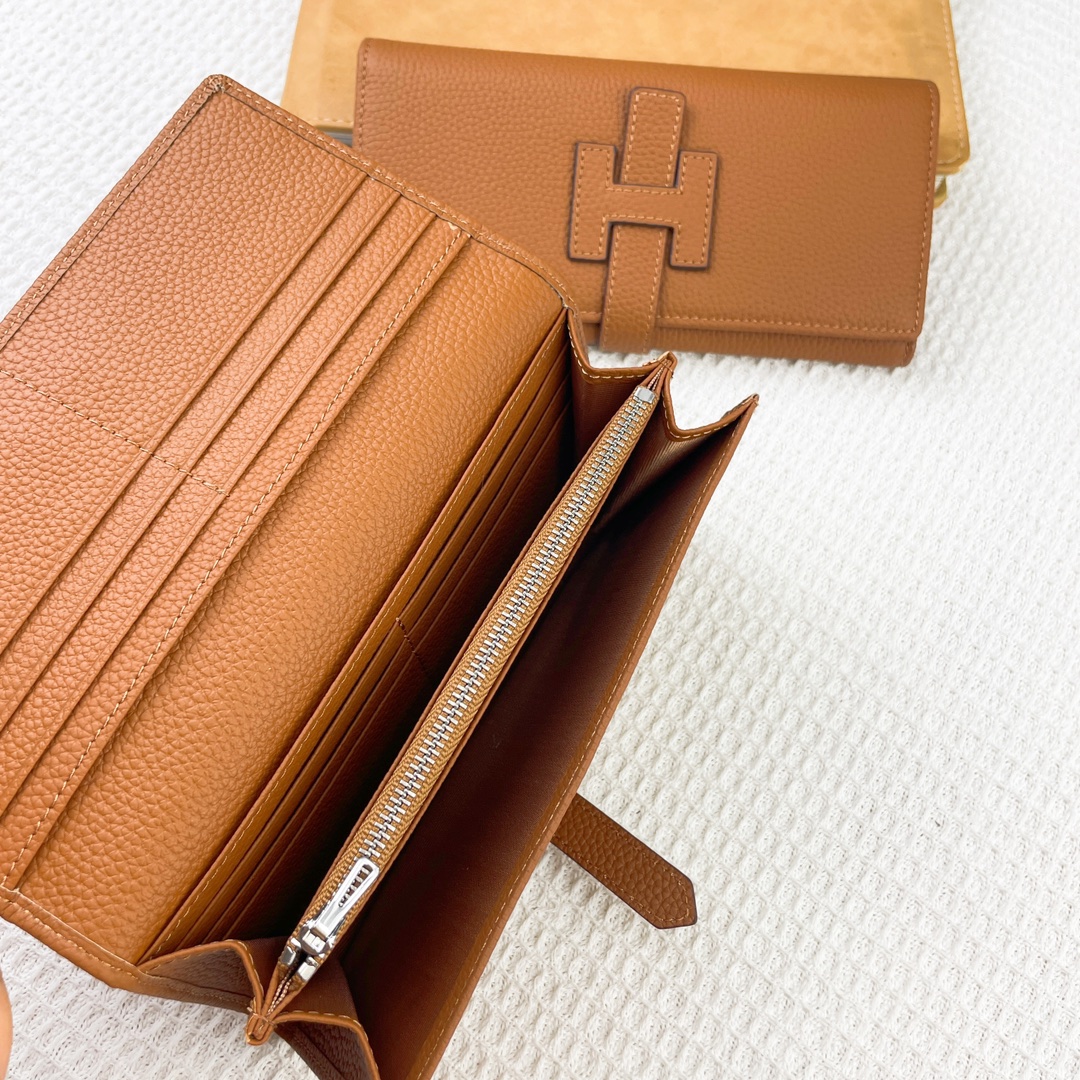 Hermès Solid Leather Bi-Fold Wallet Material: Imported Togo Calfskin Size: 19 x 11 cm Model: 514, Grain Texture 3 Hermès Solid Leather Bi-Fold Wallet Material: Imported Togo Calfskin Size: 19 x 11 cm Model: 514, Grain Texture - Image 3