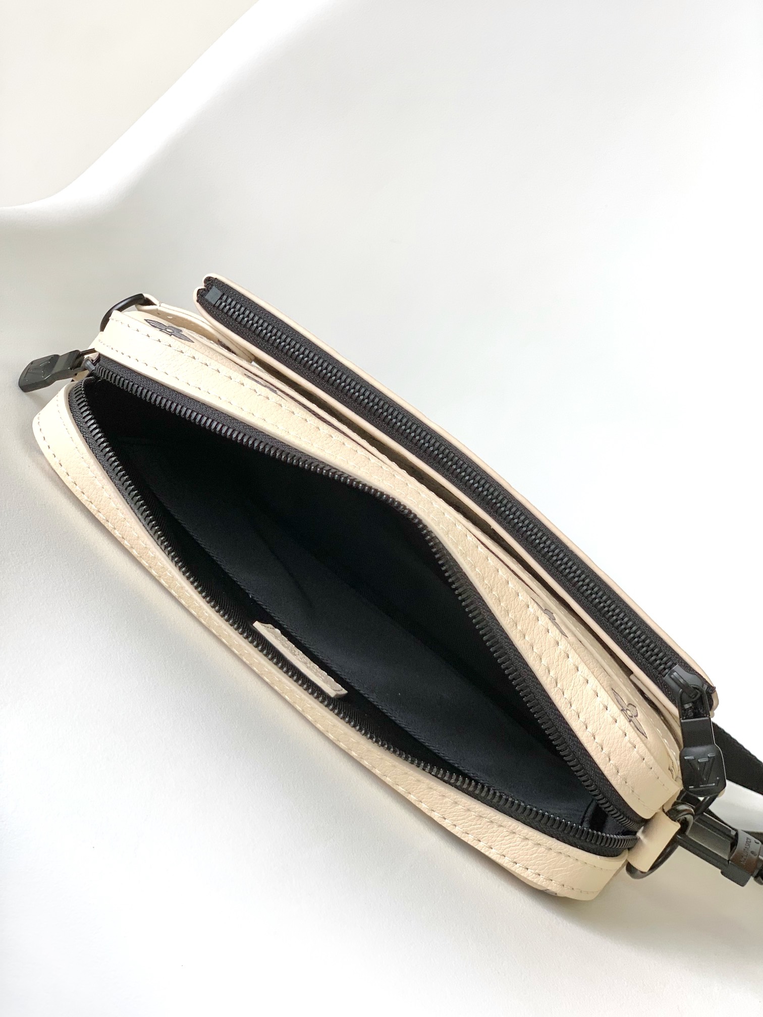 LV Authentic Trio Messenger Bag Material: Monogram embossed leather Size: 25 x 18.5 x 7 cm 8 LV Authentic Trio Messenger Bag Material: Monogram embossed leather Size: 25 x 18.5 x 7 cm - Image 8