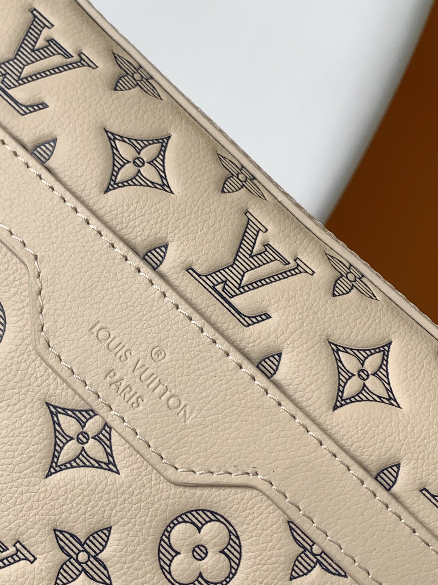 LV Authentic Trio Messenger Bag Material: Monogram embossed leather Size: 25 x 18.5 x 7 cm 6 LV Authentic Trio Messenger Bag Material: Monogram embossed leather Size: 25 x 18.5 x 7 cm - Image 6