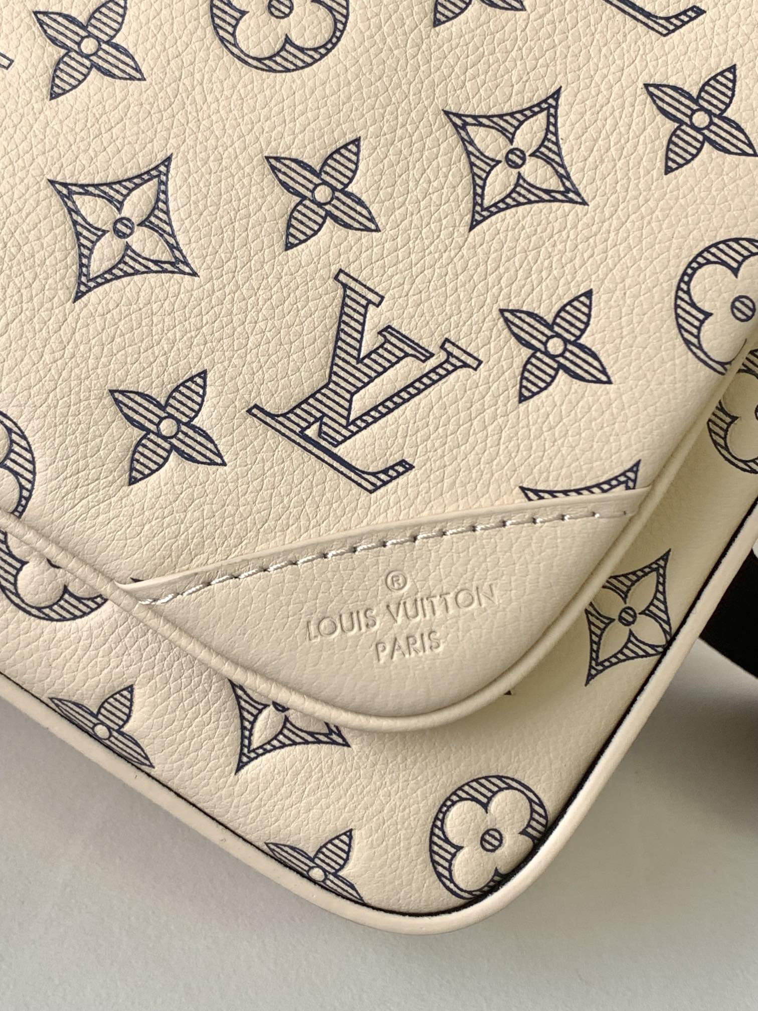 LV Authentic Trio Messenger Bag Material: Monogram embossed leather Size: 25 x 18.5 x 7 cm 5 LV Authentic Trio Messenger Bag Material: Monogram embossed leather Size: 25 x 18.5 x 7 cm - Image 5