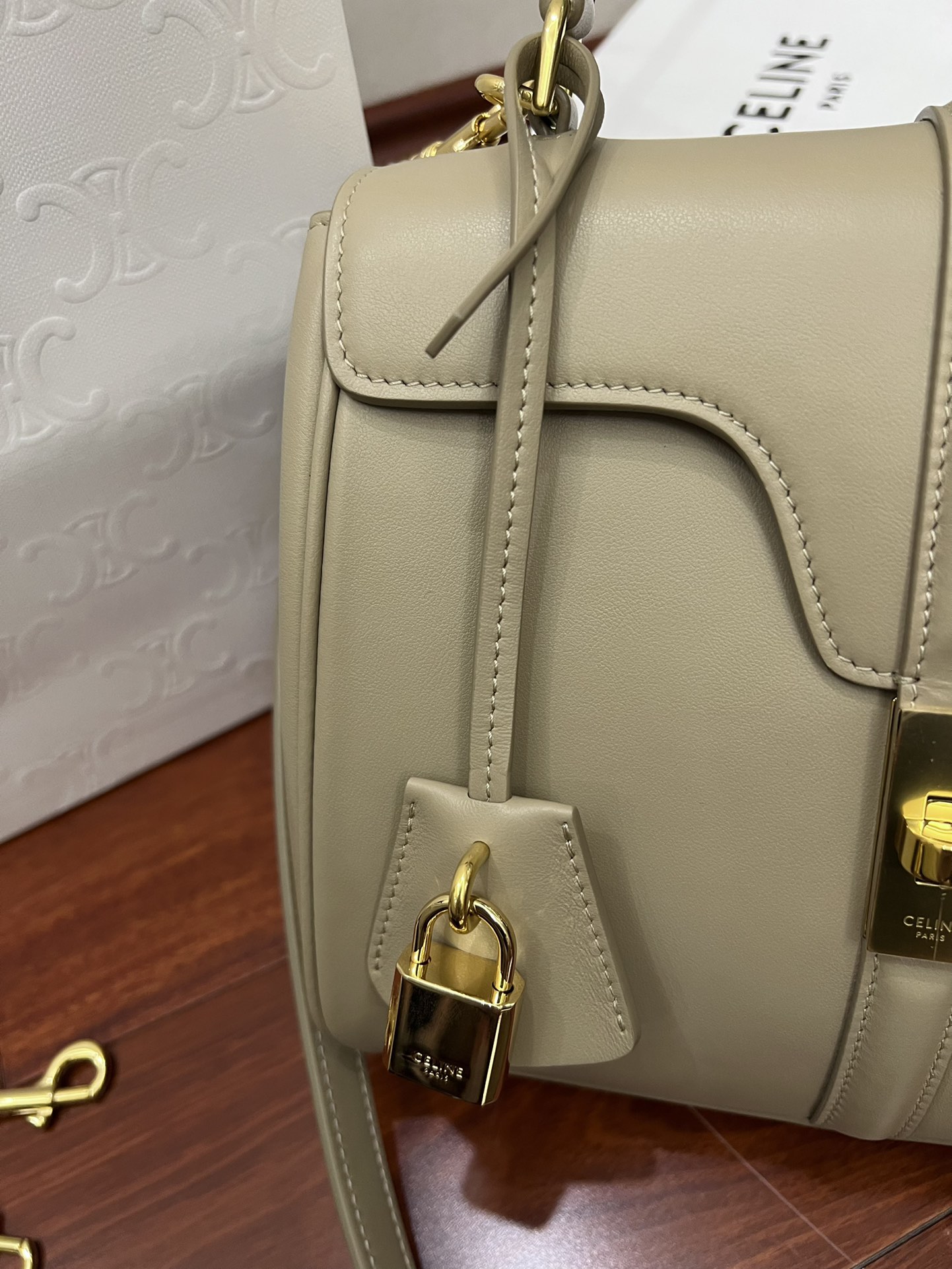 Celine Classic STRAP "16" Handbag Material: Outer and inner calfskin leather, with a soft lambskin lining Size: Small size (23 x 19 x 10.5 cm) Model Number: 183 5 Celine Classic STRAP "16" Handbag Material: Outer and inner calfskin leather, with a soft lambskin lining Size: Small size (23 x 19 x 10.5 cm) Model Number: 183 - Image 5