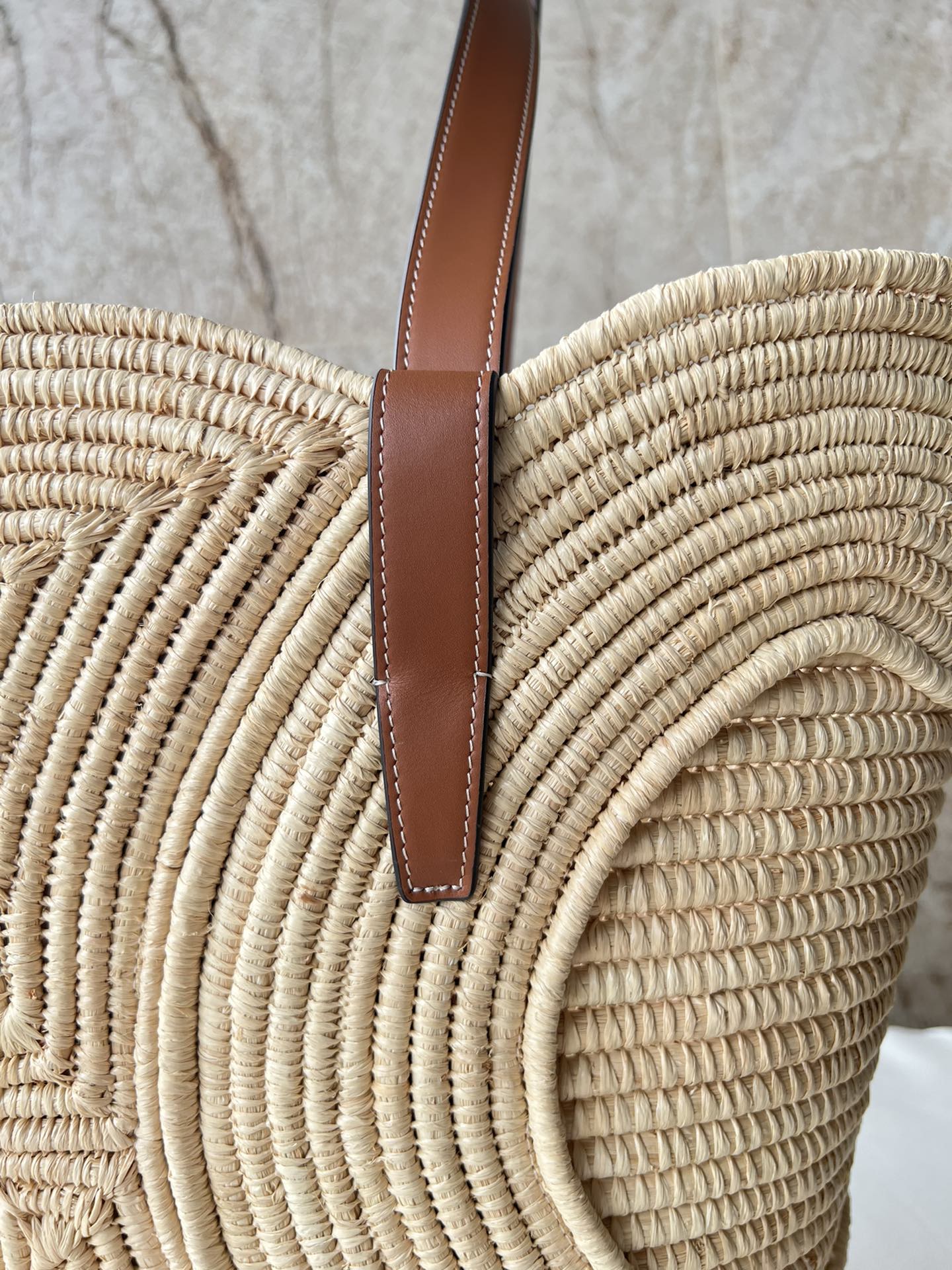 Celine CELINE Medium Woven TRIOMPHE Classic Basket Bag Material: Handwoven natural plant fibers + cowhide leather Size: 47 x 30.5 x 15 cm Model Number: 116982 8 Celine CELINE Medium Woven TRIOMPHE Classic Basket Bag Material: Handwoven natural plant fibers + cowhide leather Size: 47 x 30.5 x 15 cm Model Number: 116982 - Image 8
