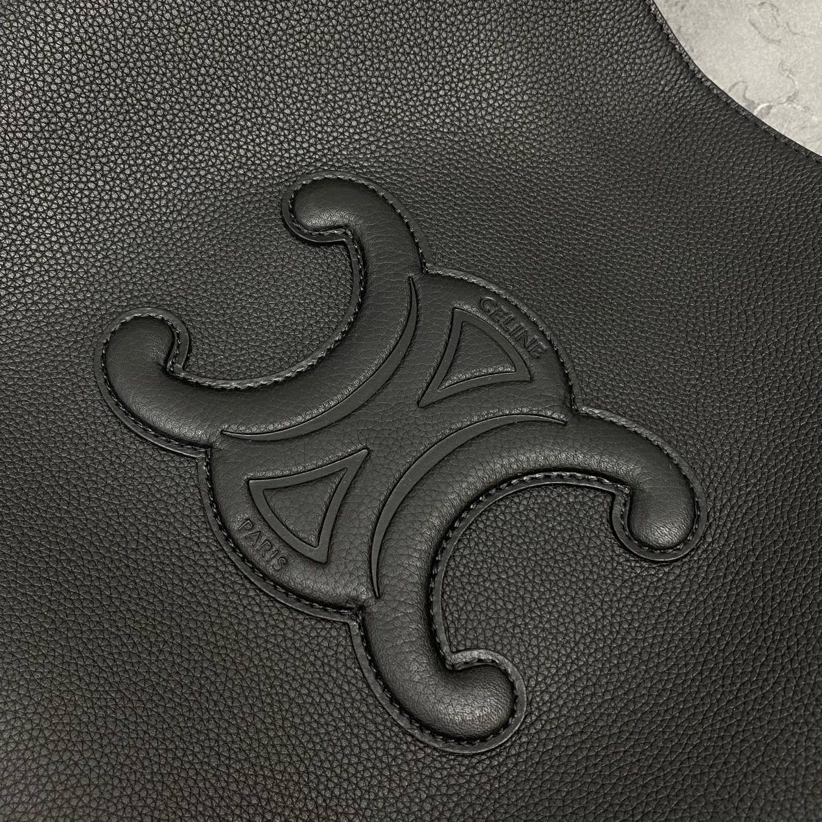 Celine xCABAS ANAIS Pebbled Leather Tote Bag Material: Pebbled cowhide leather, resistant to scratches Size: 54 x 29.5 x 15 cm Model Number: 116853 6 Celine xCABAS ANAIS Pebbled Leather Tote Bag Material: Pebbled cowhide leather, resistant to scratches Size: 54 x 29.5 x 15 cm Model Number: 116853 - Image 6