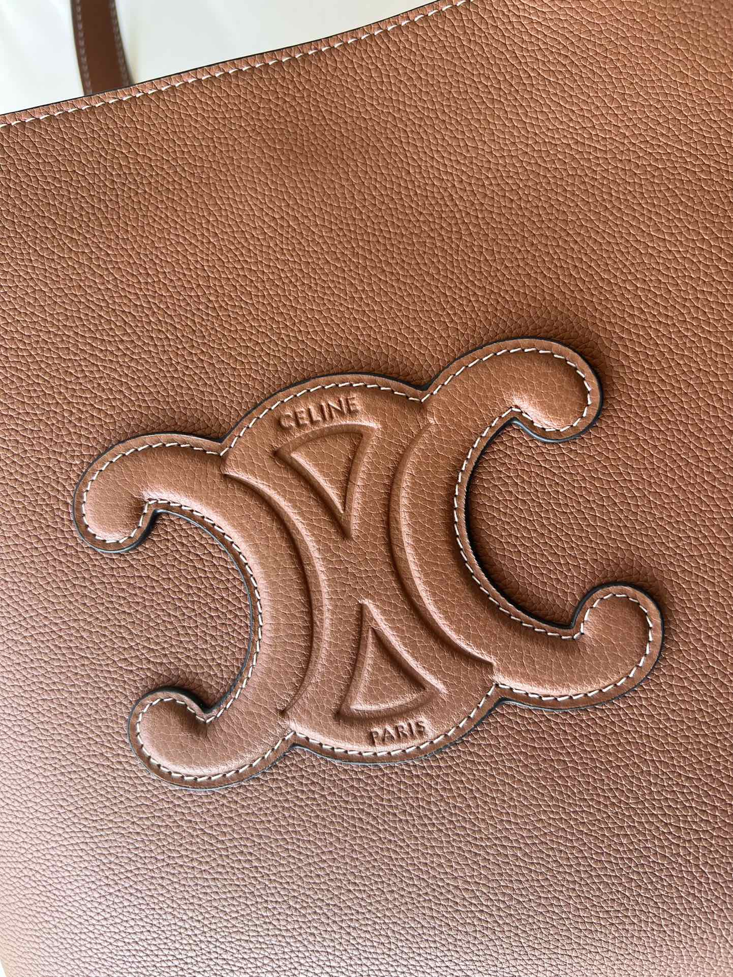 CELINE CABAS ANAÏS Small Grain Leather Tote Bag Size: 28 x 24 x 12 cm Model Number: 118233 5 CELINE CABAS ANAÏS Small Grain Leather Tote Bag Size: 28 x 24 x 12 cm Model Number: 118233 - Image 5