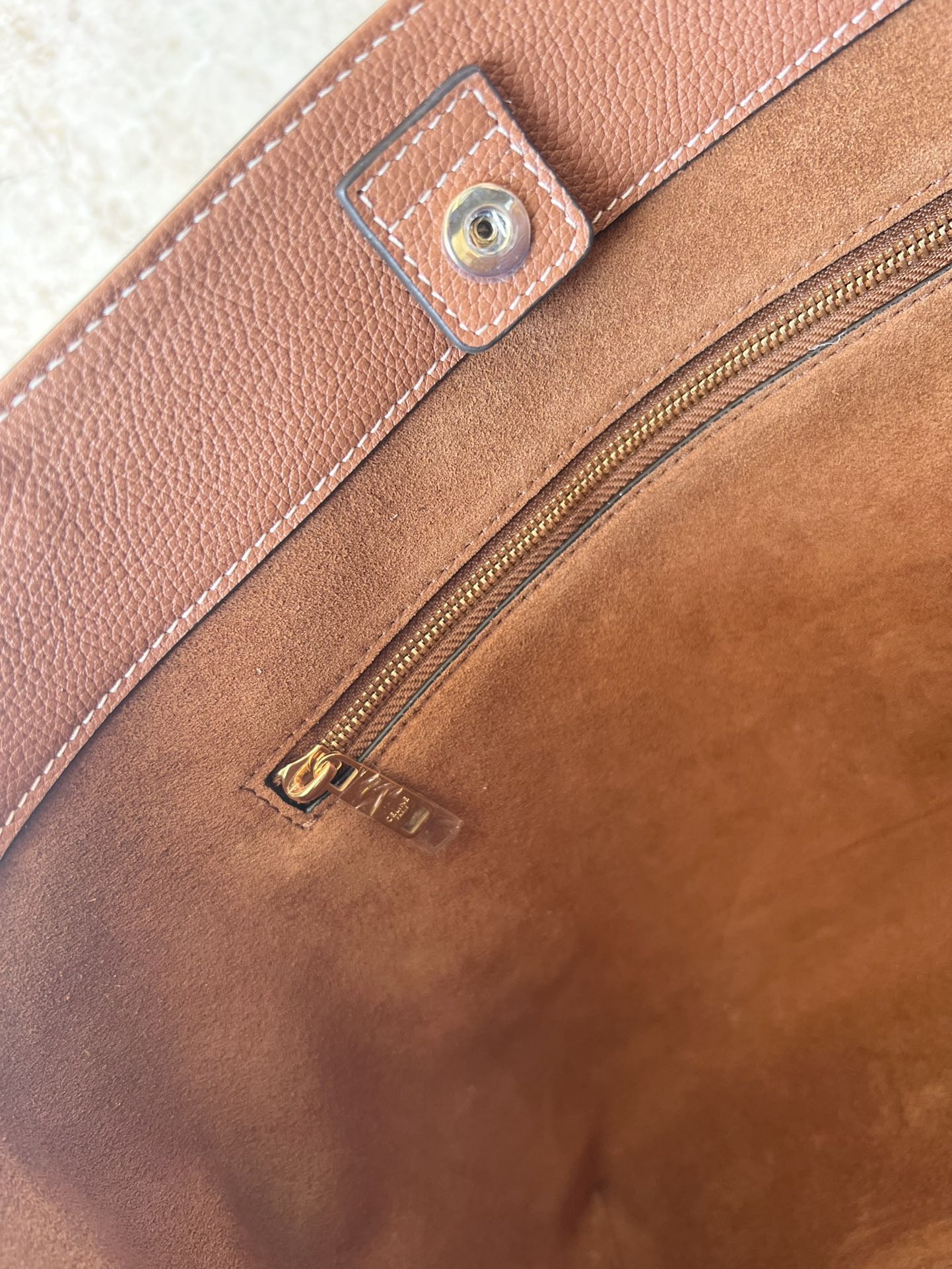 CELINE CABAS ANAÏS Small Grain Leather Tote Bag Size: 28 x 24 x 12 cm Model Number: 118233 9 CELINE CABAS ANAÏS Small Grain Leather Tote Bag Size: 28 x 24 x 12 cm Model Number: 118233 - Image 9