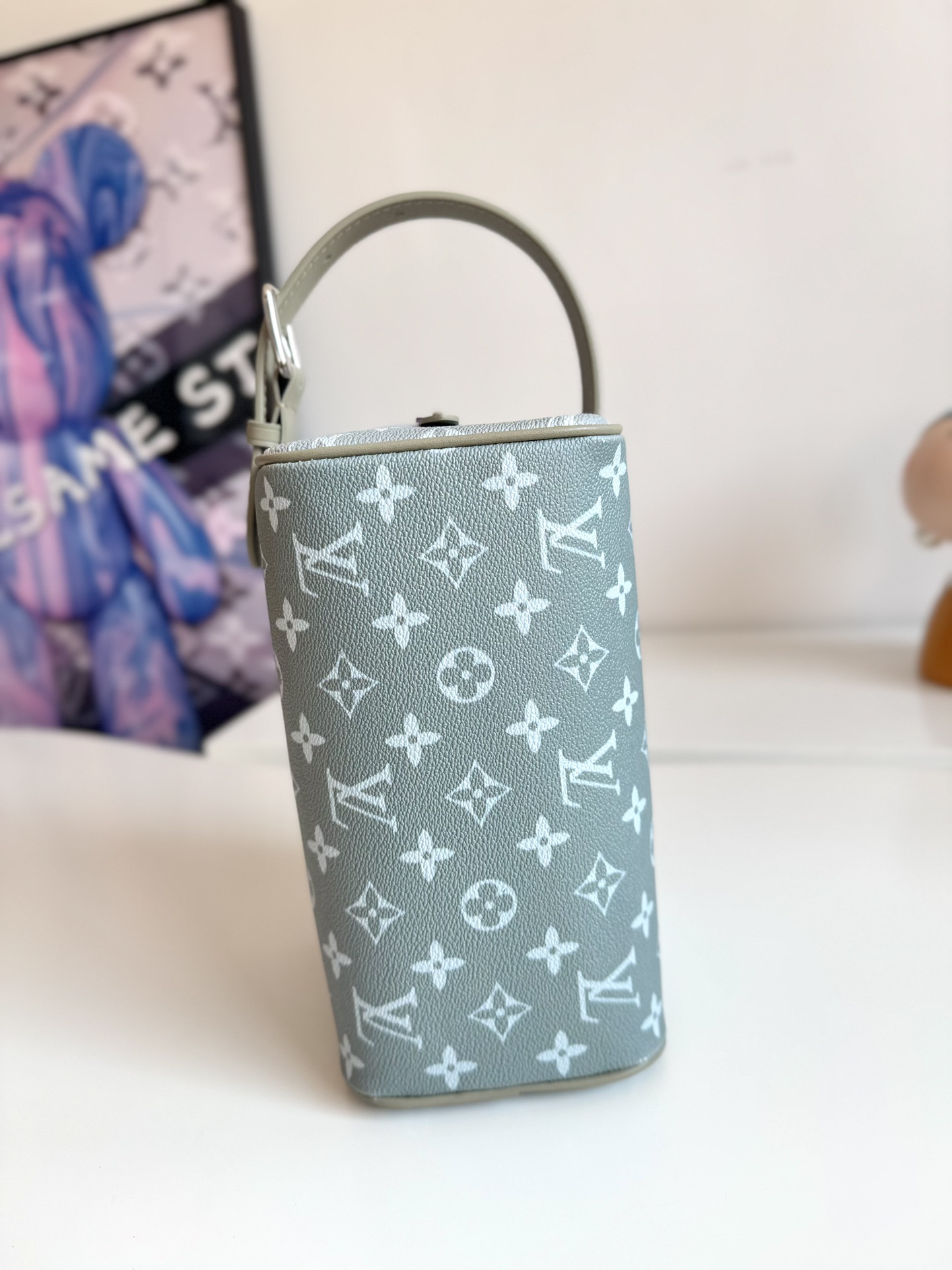 LV Locker Dopp Kit is crafted from Monogram canvas M83112 Size: 23×13×12 cm 7 LV Locker Dopp Kit is crafted from Monogram canvas M83112 Size: 23×13×12 cm - Image 7