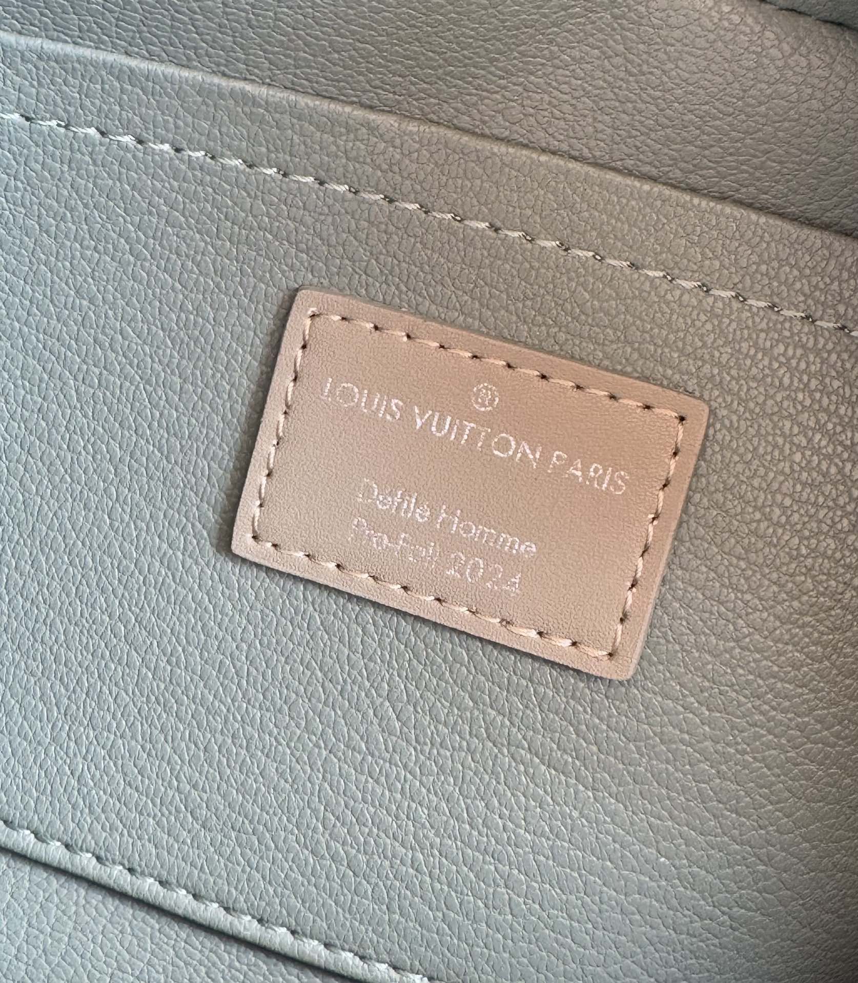 LV Locker Dopp Kit is crafted from Monogram canvas M83112 Size: 23×13×12 cm 9 LV Locker Dopp Kit is crafted from Monogram canvas M83112 Size: 23×13×12 cm - Image 9