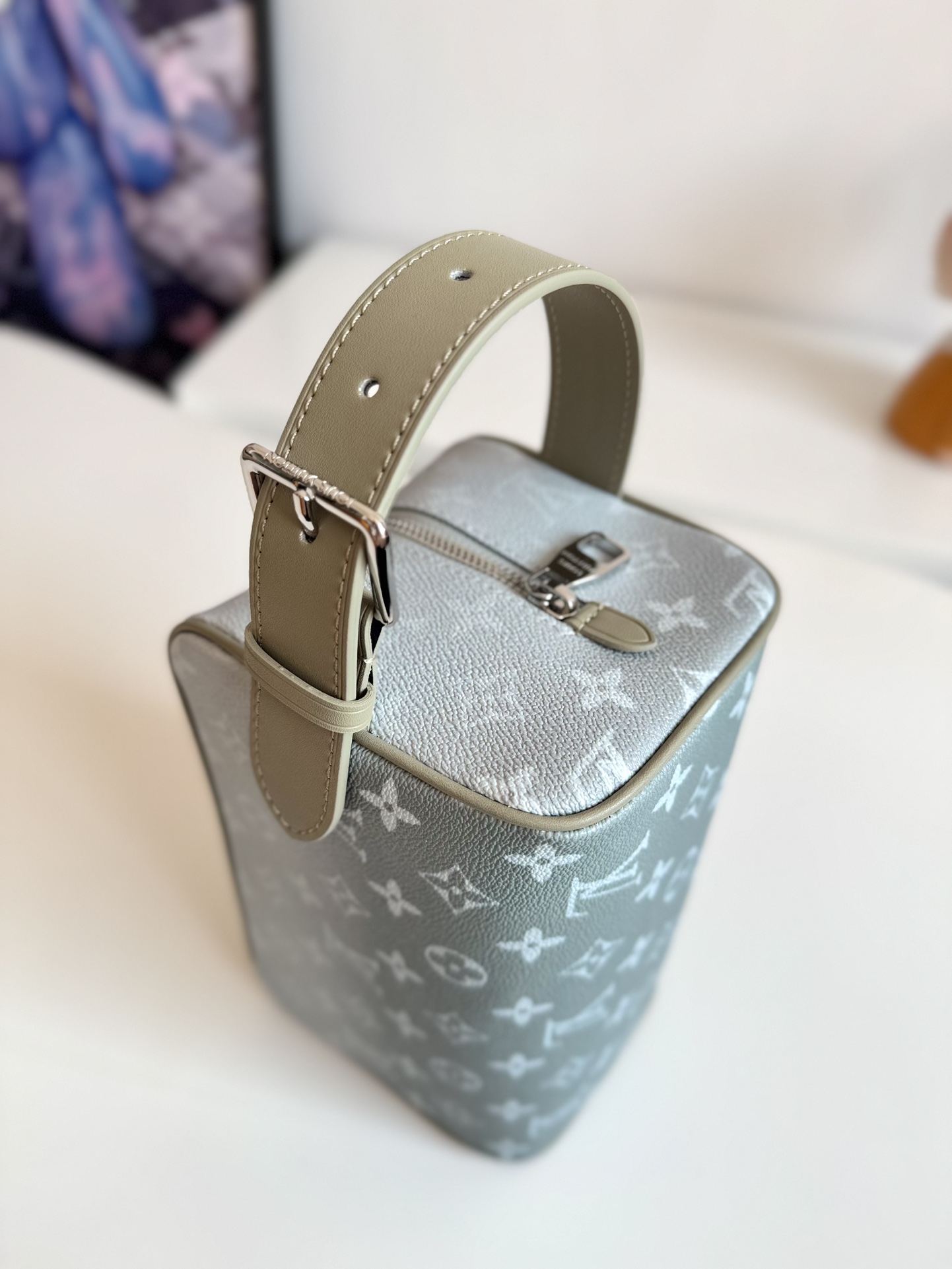 LV Locker Dopp Kit is crafted from Monogram canvas M83112 Size: 23×13×12 cm 6 LV Locker Dopp Kit is crafted from Monogram canvas M83112 Size: 23×13×12 cm - Image 6