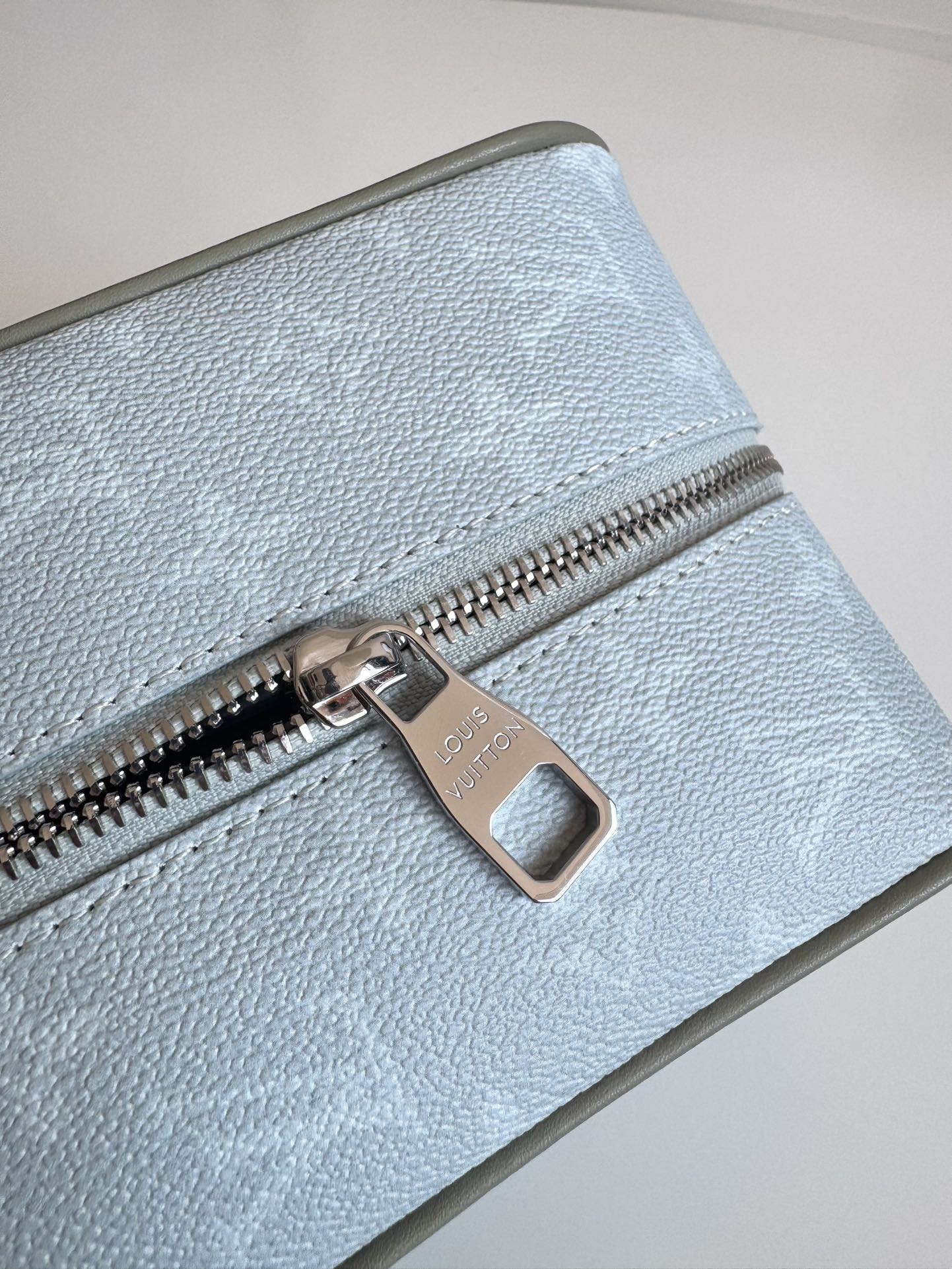 LV Locker Dopp Kit is crafted from Monogram canvas M83112 Size: 23×13×12 cm 3 LV Locker Dopp Kit is crafted from Monogram canvas M83112 Size: 23×13×12 cm - Image 3