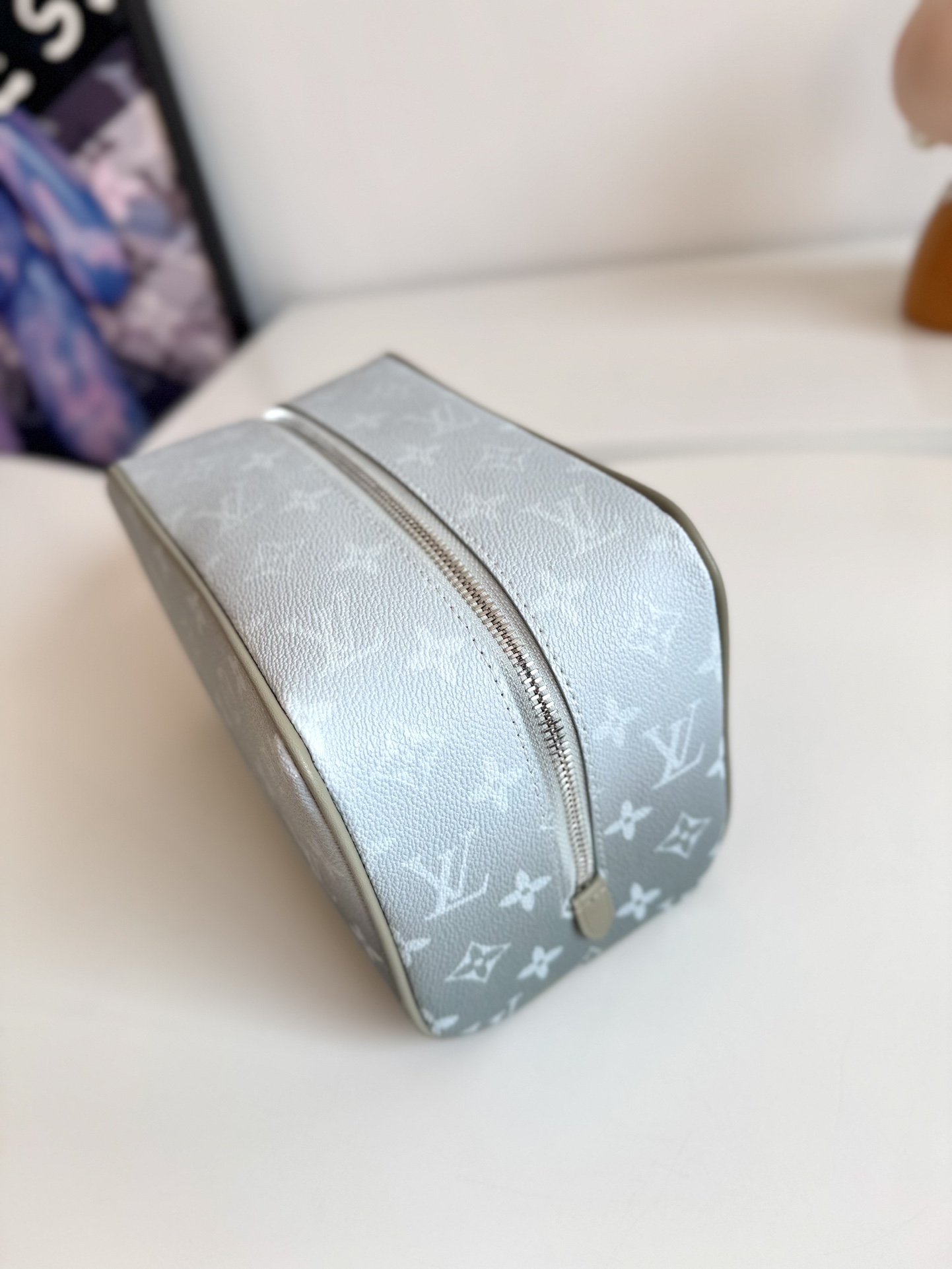 LV Locker Dopp Kit is crafted from Monogram canvas M83112 Size: 23×13×12 cm 5 LV Locker Dopp Kit is crafted from Monogram canvas M83112 Size: 23×13×12 cm - Image 5