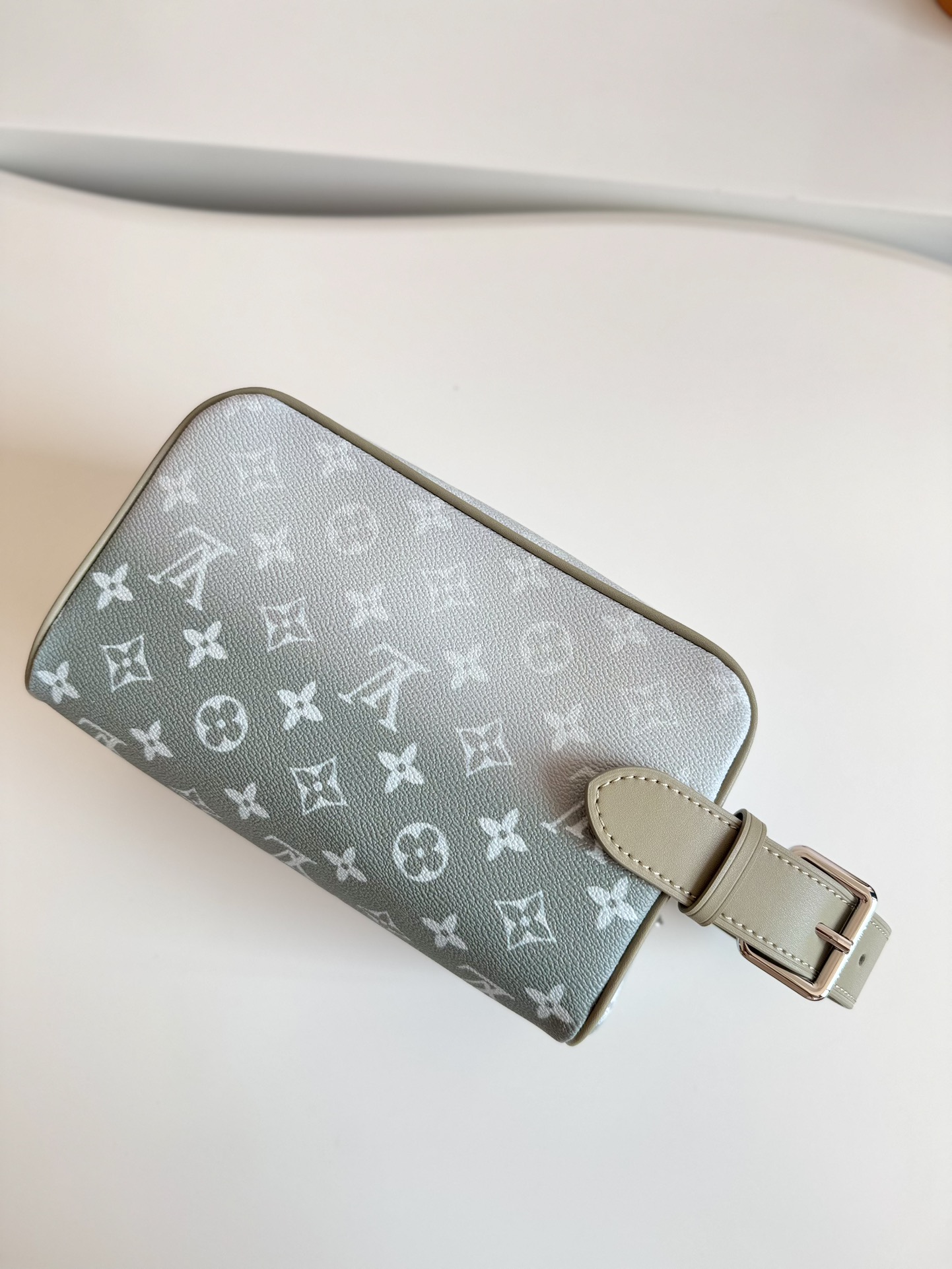 LV Locker Dopp Kit is crafted from Monogram canvas M83112 Size: 23×13×12 cm 8 LV Locker Dopp Kit is crafted from Monogram canvas M83112 Size: 23×13×12 cm - Image 8