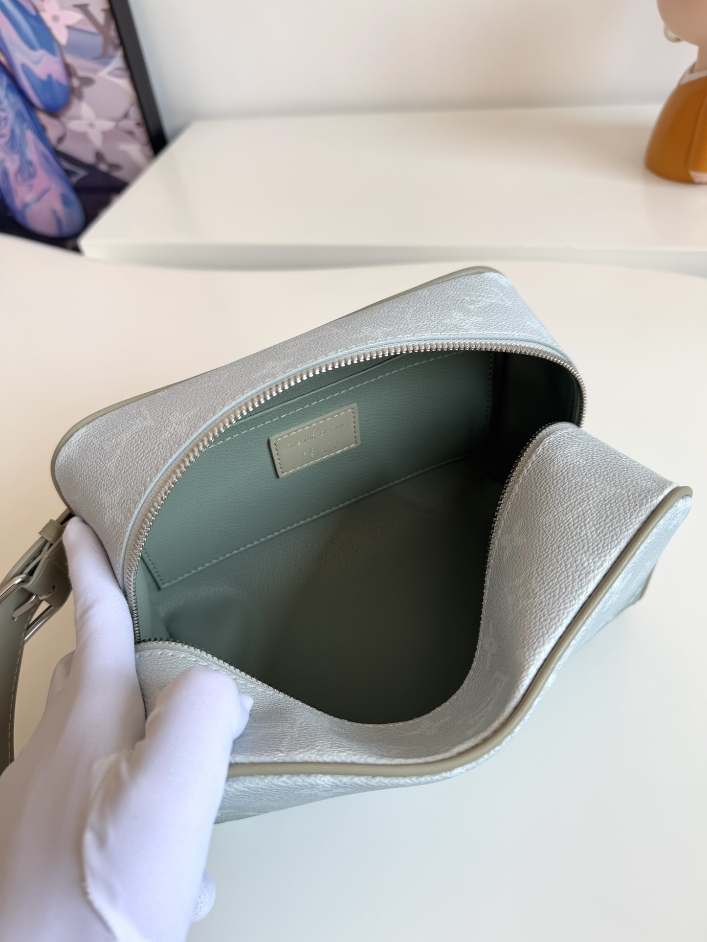 LV Locker Dopp Kit is crafted from Monogram canvas M83112 Size: 23×13×12 cm 4 LV Locker Dopp Kit is crafted from Monogram canvas M83112 Size: 23×13×12 cm - Image 4