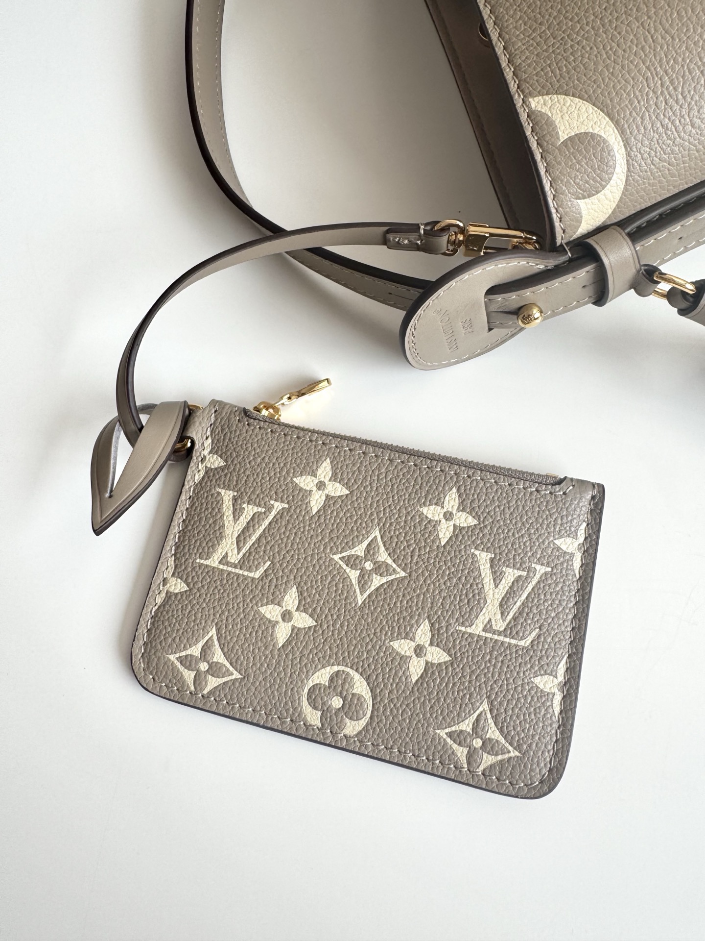 Louis Vuitton Pochette Voyage Medium Handbag Model: M13907 Material: High-quality leather (specific material not mentioned) Size: 26 x 20 x 5 cm (Length x Height x Depth) 9 Louis Vuitton Pochette Voyage Medium Handbag Model: M13907 Material: High-quality leather (specific material not mentioned) Size: 26 x 20 x 5 cm (Length x Height x Depth) - Image 9