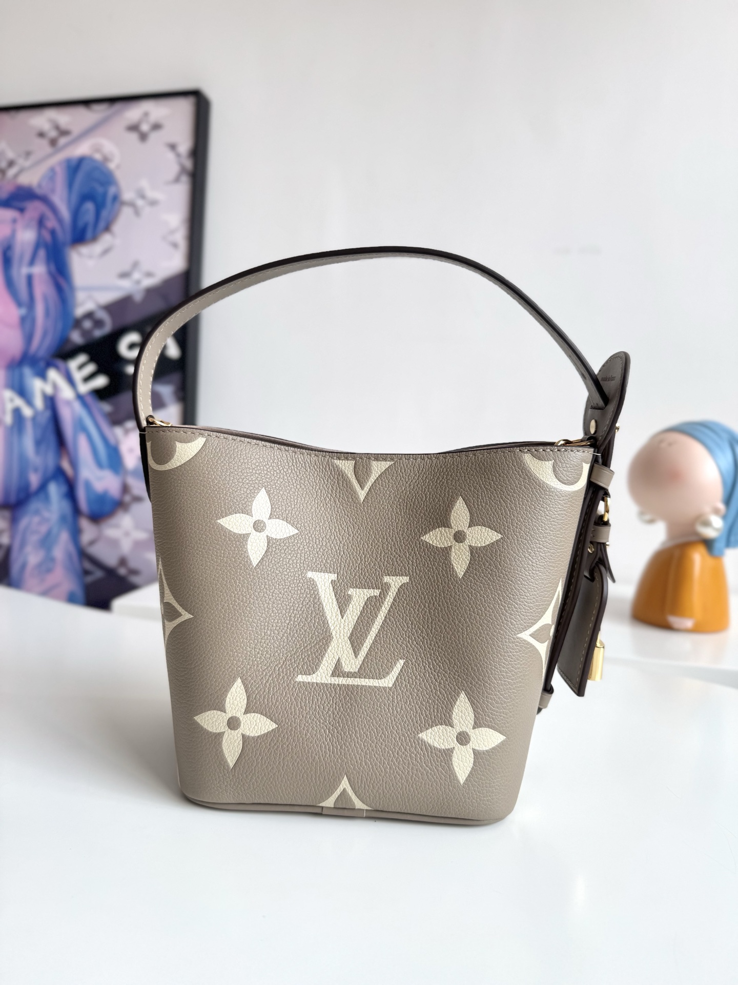 Louis Vuitton Pochette Voyage Medium Handbag Model: M13907 Material: High-quality leather (specific material not mentioned) Size: 26 x 20 x 5 cm (Length x Height x Depth) 3 Louis Vuitton Pochette Voyage Medium Handbag Model: M13907 Material: High-quality leather (specific material not mentioned) Size: 26 x 20 x 5 cm (Length x Height x Depth) - Image 3