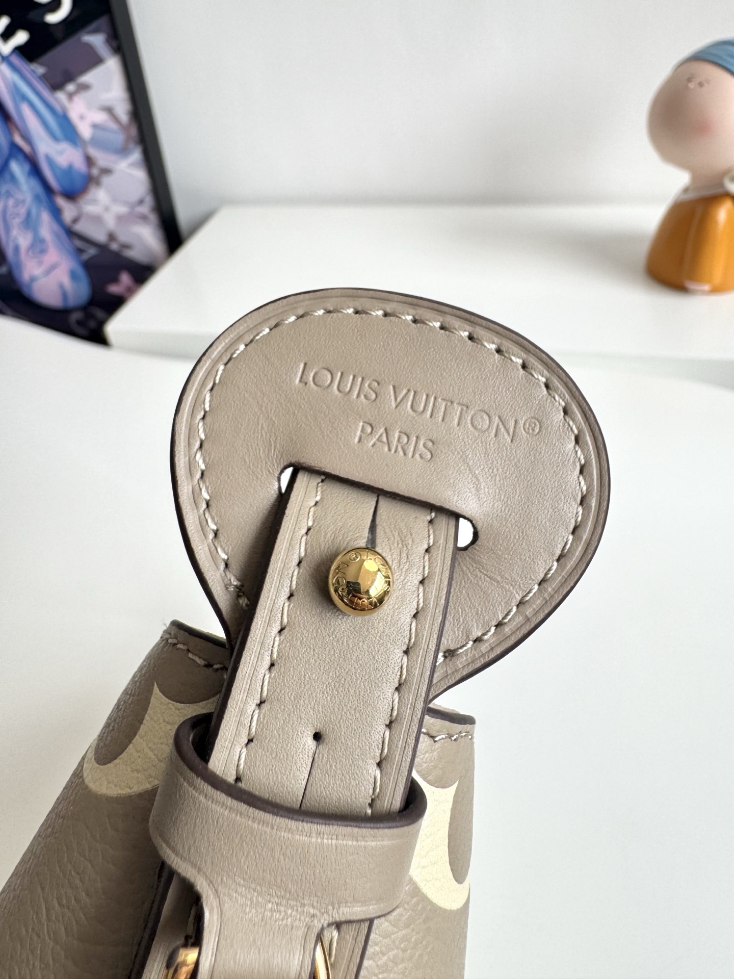 Louis Vuitton Pochette Voyage Medium Handbag Model: M13907 Material: High-quality leather (specific material not mentioned) Size: 26 x 20 x 5 cm (Length x Height x Depth) 5 Louis Vuitton Pochette Voyage Medium Handbag Model: M13907 Material: High-quality leather (specific material not mentioned) Size: 26 x 20 x 5 cm (Length x Height x Depth) - Image 5