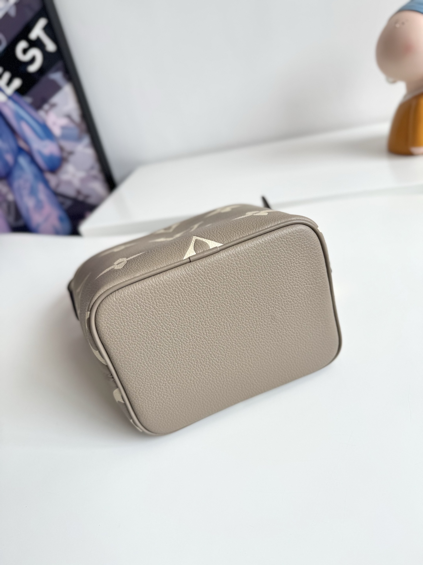 Louis Vuitton Pochette Voyage Medium Handbag Model: M13907 Material: High-quality leather (specific material not mentioned) Size: 26 x 20 x 5 cm (Length x Height x Depth) 4 Louis Vuitton Pochette Voyage Medium Handbag Model: M13907 Material: High-quality leather (specific material not mentioned) Size: 26 x 20 x 5 cm (Length x Height x Depth) - Image 4