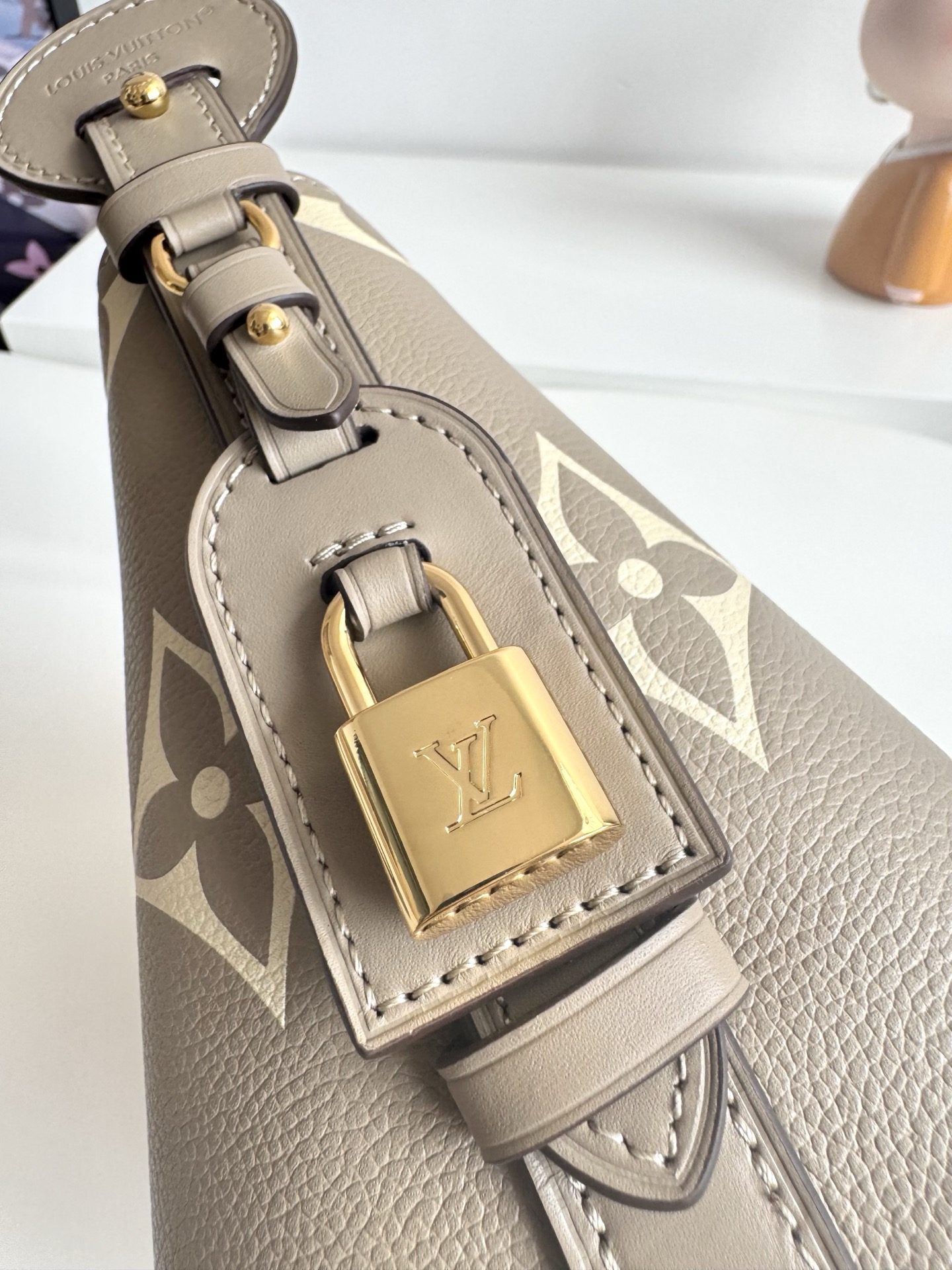 Louis Vuitton Pochette Voyage Medium Handbag Model: M13907 Material: High-quality leather (specific material not mentioned) Size: 26 x 20 x 5 cm (Length x Height x Depth) 7 Louis Vuitton Pochette Voyage Medium Handbag Model: M13907 Material: High-quality leather (specific material not mentioned) Size: 26 x 20 x 5 cm (Length x Height x Depth) - Image 7