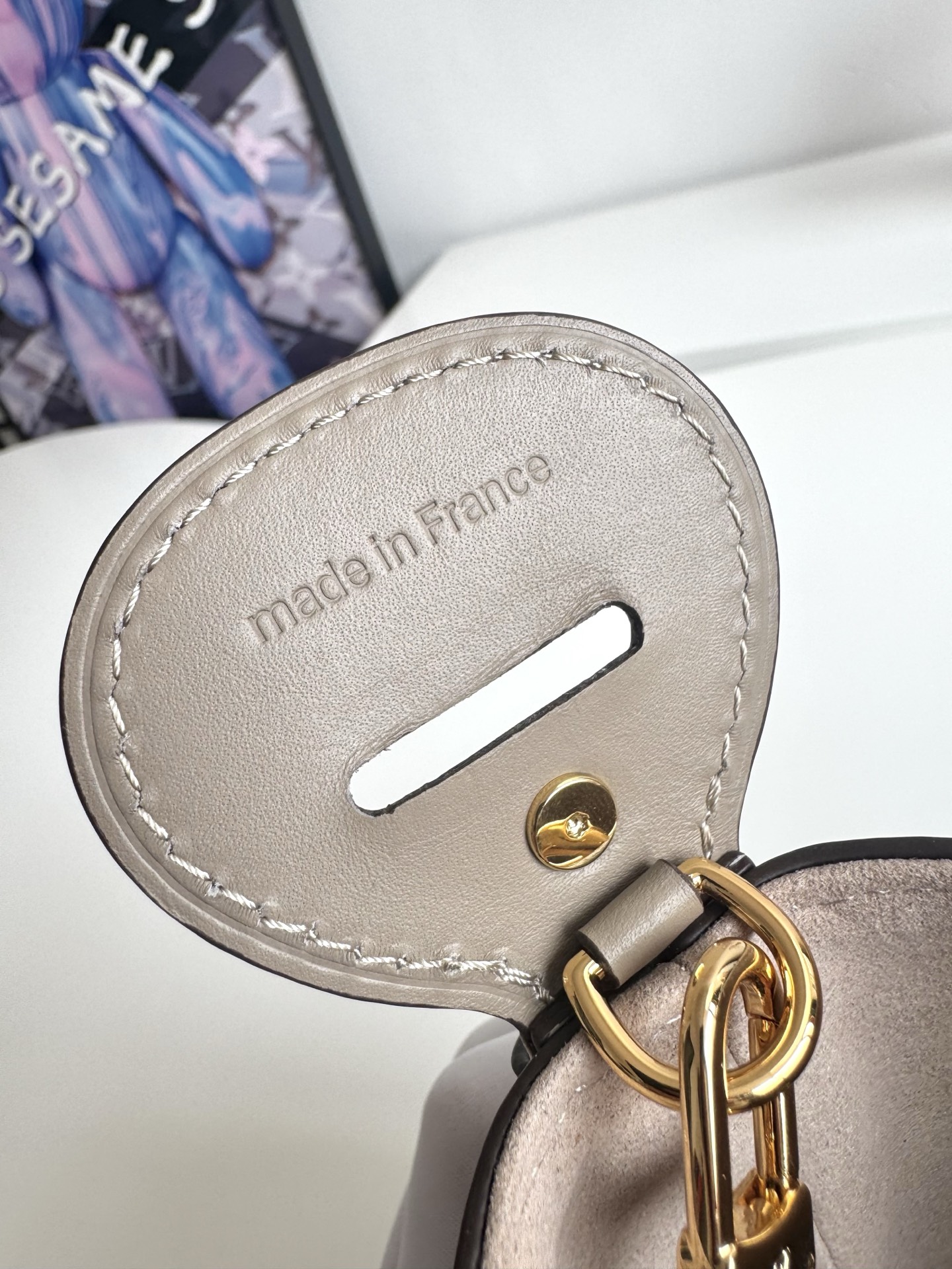 Louis Vuitton Pochette Voyage Medium Handbag Model: M13907 Material: High-quality leather (specific material not mentioned) Size: 26 x 20 x 5 cm (Length x Height x Depth) 8 Louis Vuitton Pochette Voyage Medium Handbag Model: M13907 Material: High-quality leather (specific material not mentioned) Size: 26 x 20 x 5 cm (Length x Height x Depth) - Image 8