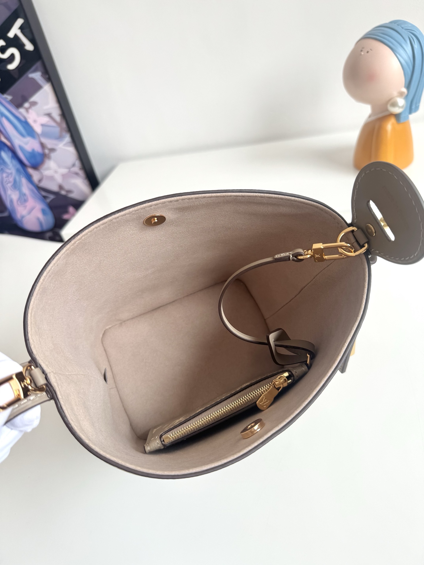 Louis Vuitton Pochette Voyage Medium Handbag Model: M13907 Material: High-quality leather (specific material not mentioned) Size: 26 x 20 x 5 cm (Length x Height x Depth) 6 Louis Vuitton Pochette Voyage Medium Handbag Model: M13907 Material: High-quality leather (specific material not mentioned) Size: 26 x 20 x 5 cm (Length x Height x Depth) - Image 6