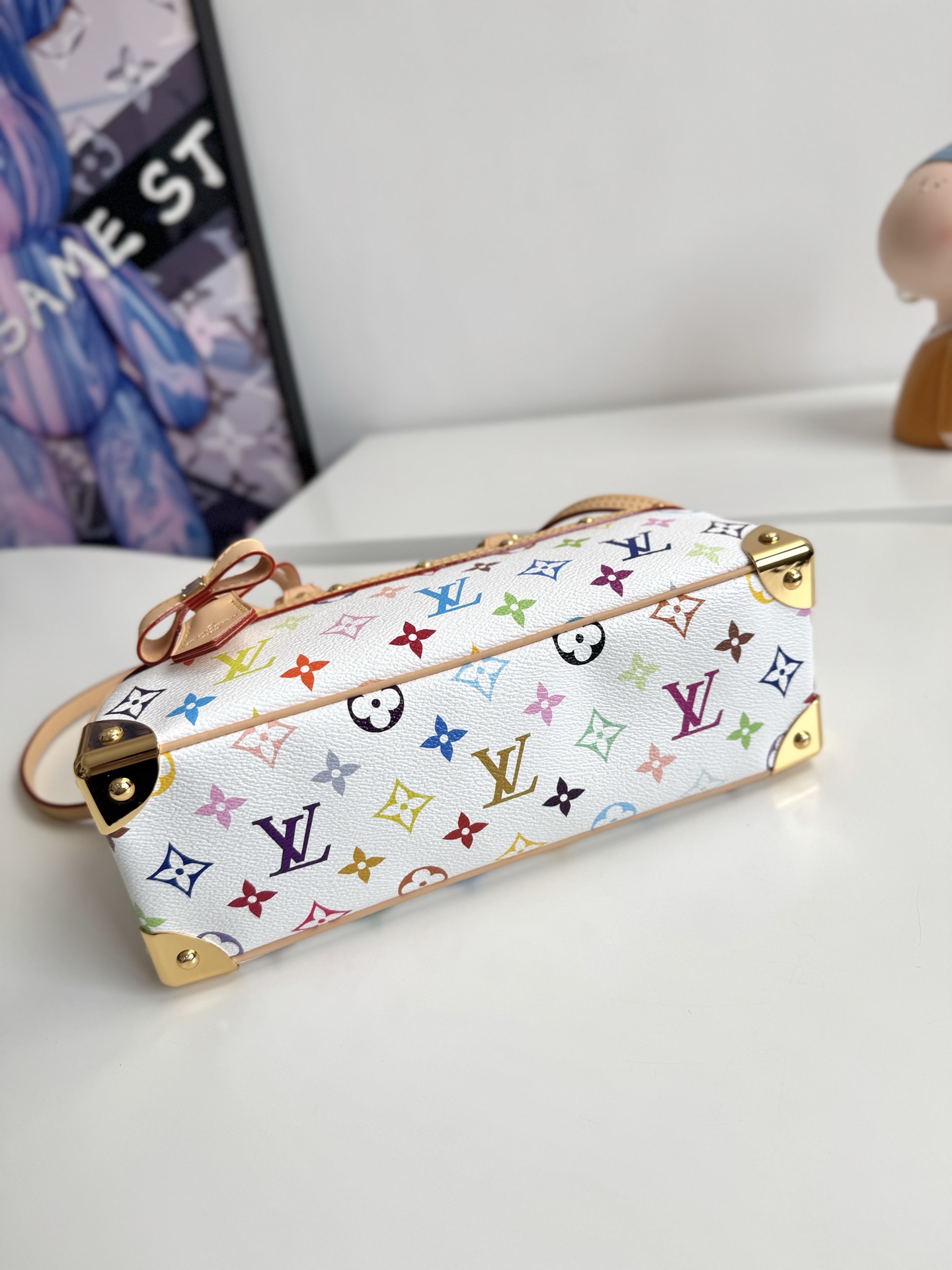 Louis Vuitton Handbag East West Model: M13084 Material: Monogram coated canvas Cowhide leather details (handles, straps, corners) LV x TM key pouch Size: 27 x 14 x 10 cm (Length x Height x Depth) 4 Louis Vuitton Handbag East West Model: M13084 Material: Monogram coated canvas Cowhide leather details (handles, straps, corners) LV x TM key pouch Size: 27 x 14 x 10 cm (Length x Height x Depth) - Image 4
