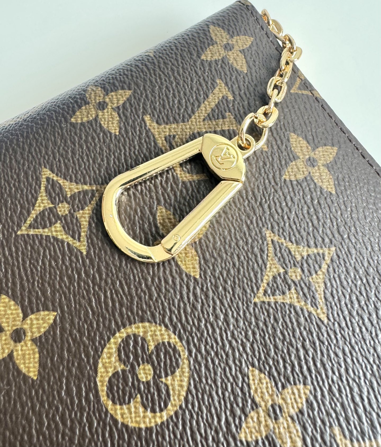Louis Vuitton Pochette Clés Model: M13559 Size: 11.5×9×2.5 cm Design Features: Made from Monogram coated canvas 6 Louis Vuitton Pochette Clés Model: M13559 Size: 11.5×9×2.5 cm Design Features: Made from Monogram coated canvas - Image 6