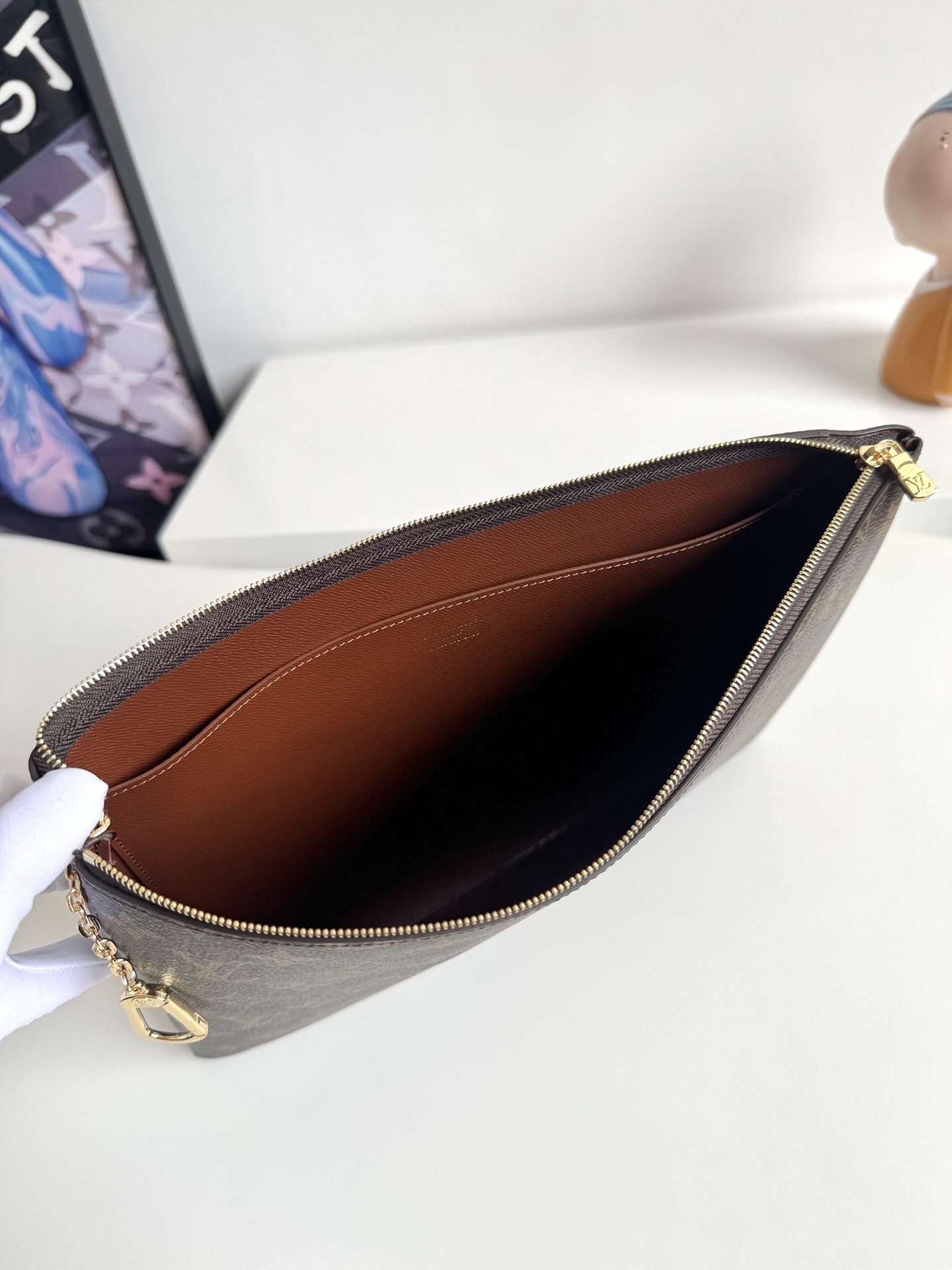 Louis Vuitton Pochette Clés Model: M13559 Size: 11.5×9×2.5 cm Design Features: Made from Monogram coated canvas 8 Louis Vuitton Pochette Clés Model: M13559 Size: 11.5×9×2.5 cm Design Features: Made from Monogram coated canvas - Image 8