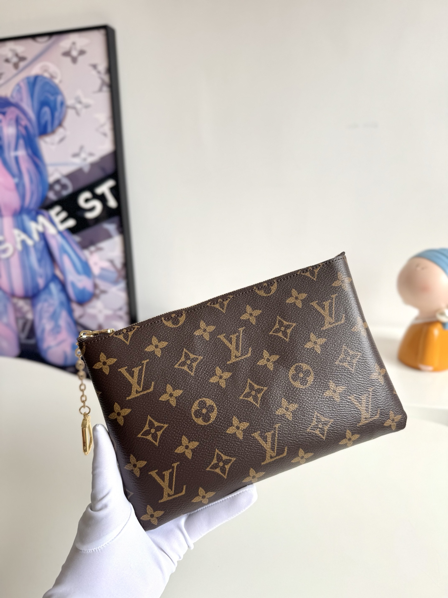 Louis Vuitton Pochette Clés Model: M13559 Size: 24×15.5×1 cm Design Features: Made from Monogram coated canvas 4 Louis Vuitton Pochette Clés Model: M13559 Size: 24×15.5×1 cm Design Features: Made from Monogram coated canvas - Image 4
