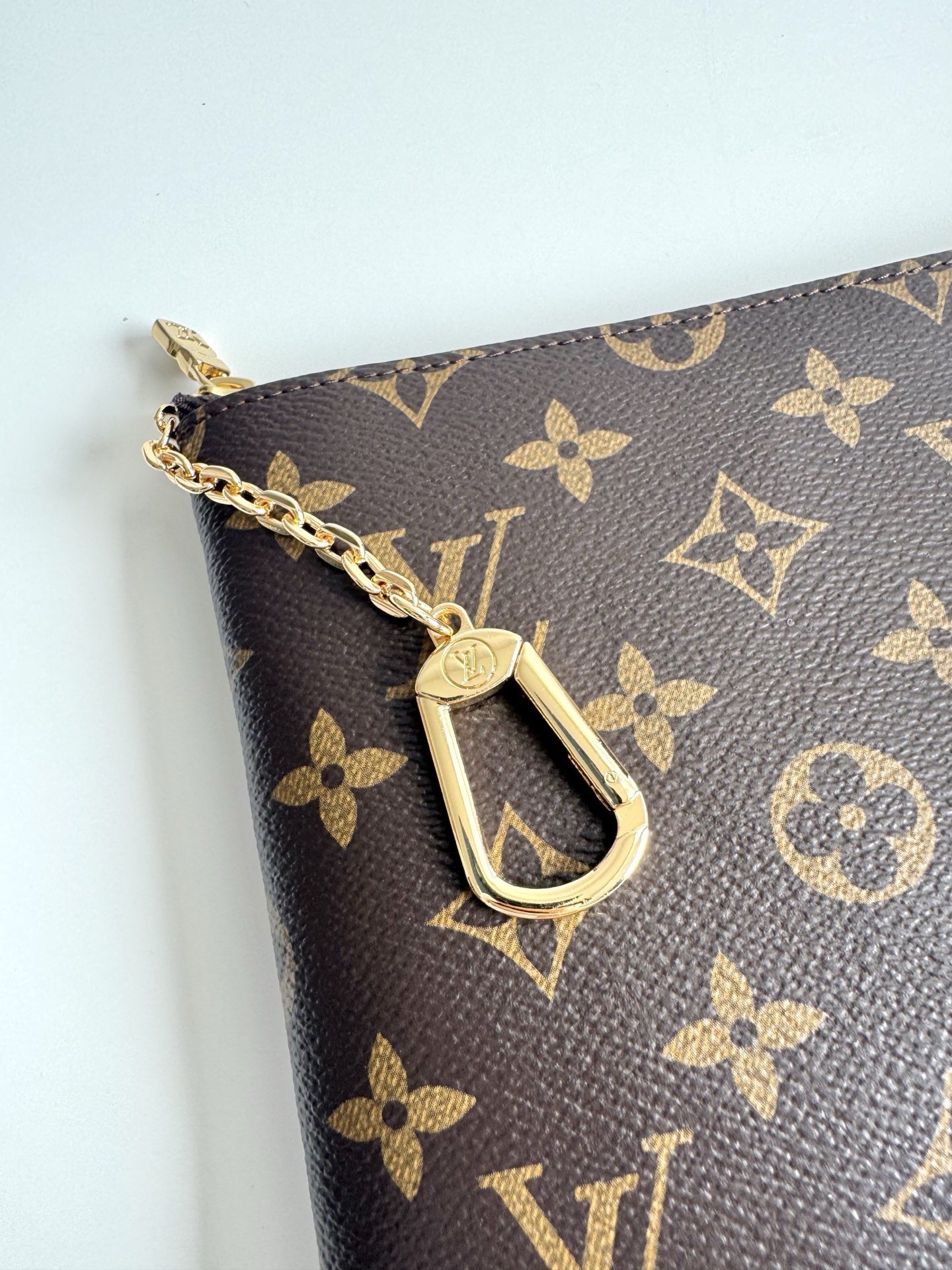 Louis Vuitton Pochette Clés Model: M13559 Size: 24×15.5×1 cm Design Features: Made from Monogram coated canvas 5 Louis Vuitton Pochette Clés Model: M13559 Size: 24×15.5×1 cm Design Features: Made from Monogram coated canvas - Image 5
