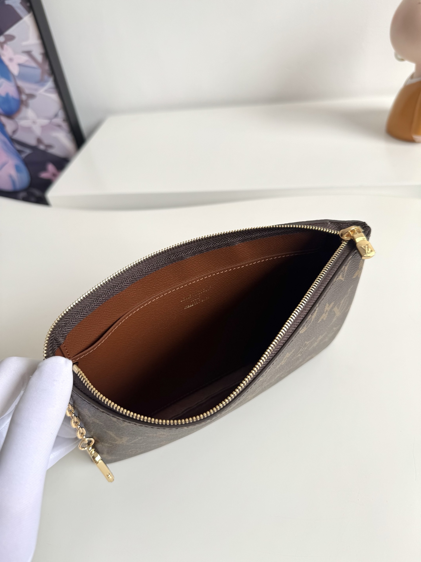 Louis Vuitton Pochette Clés Model: M13559 Size: 24×15.5×1 cm Design Features: Made from Monogram coated canvas 6 Louis Vuitton Pochette Clés Model: M13559 Size: 24×15.5×1 cm Design Features: Made from Monogram coated canvas - Image 6