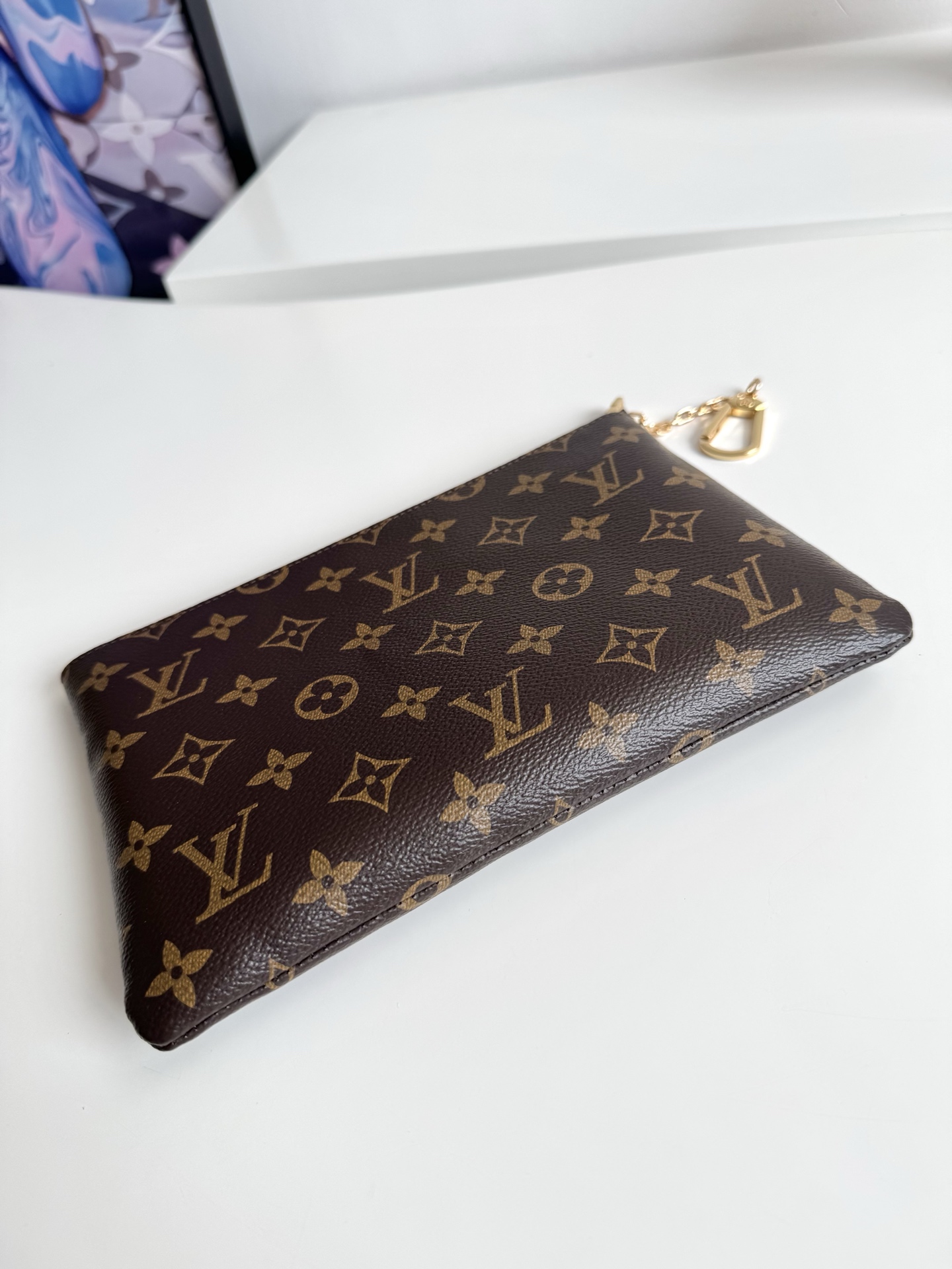 Louis Vuitton Pochette Clés Model: M13559 Size: 24×15.5×1 cm Design Features: Made from Monogram coated canvas 8 Louis Vuitton Pochette Clés Model: M13559 Size: 24×15.5×1 cm Design Features: Made from Monogram coated canvas - Image 8