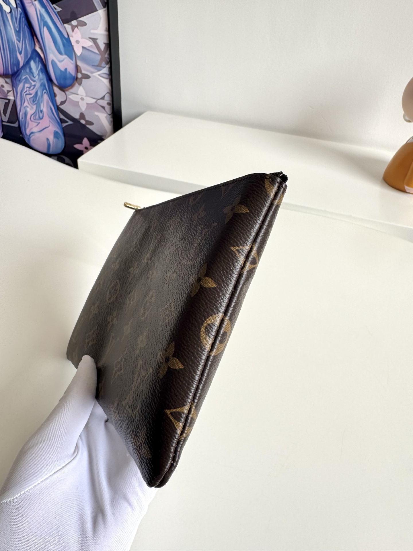 Louis Vuitton Pochette Clés Model: M13559 Size: 24×15.5×1 cm Design Features: Made from Monogram coated canvas 3 Louis Vuitton Pochette Clés Model: M13559 Size: 24×15.5×1 cm Design Features: Made from Monogram coated canvas - Image 3