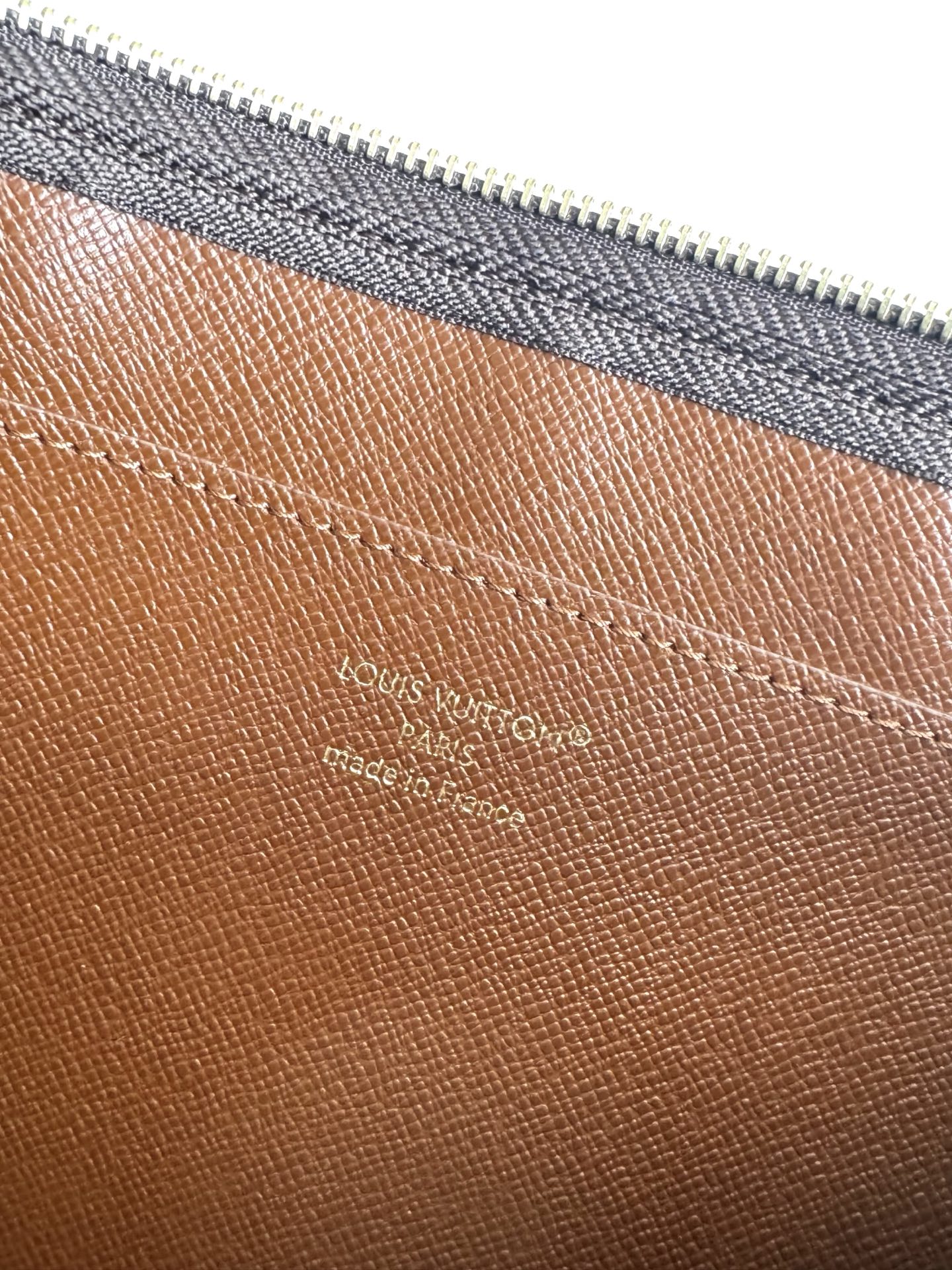 Louis Vuitton Pochette Clés Model: M13559 Size: 24×15.5×1 cm Design Features: Made from Monogram coated canvas 7 Louis Vuitton Pochette Clés Model: M13559 Size: 24×15.5×1 cm Design Features: Made from Monogram coated canvas - Image 7