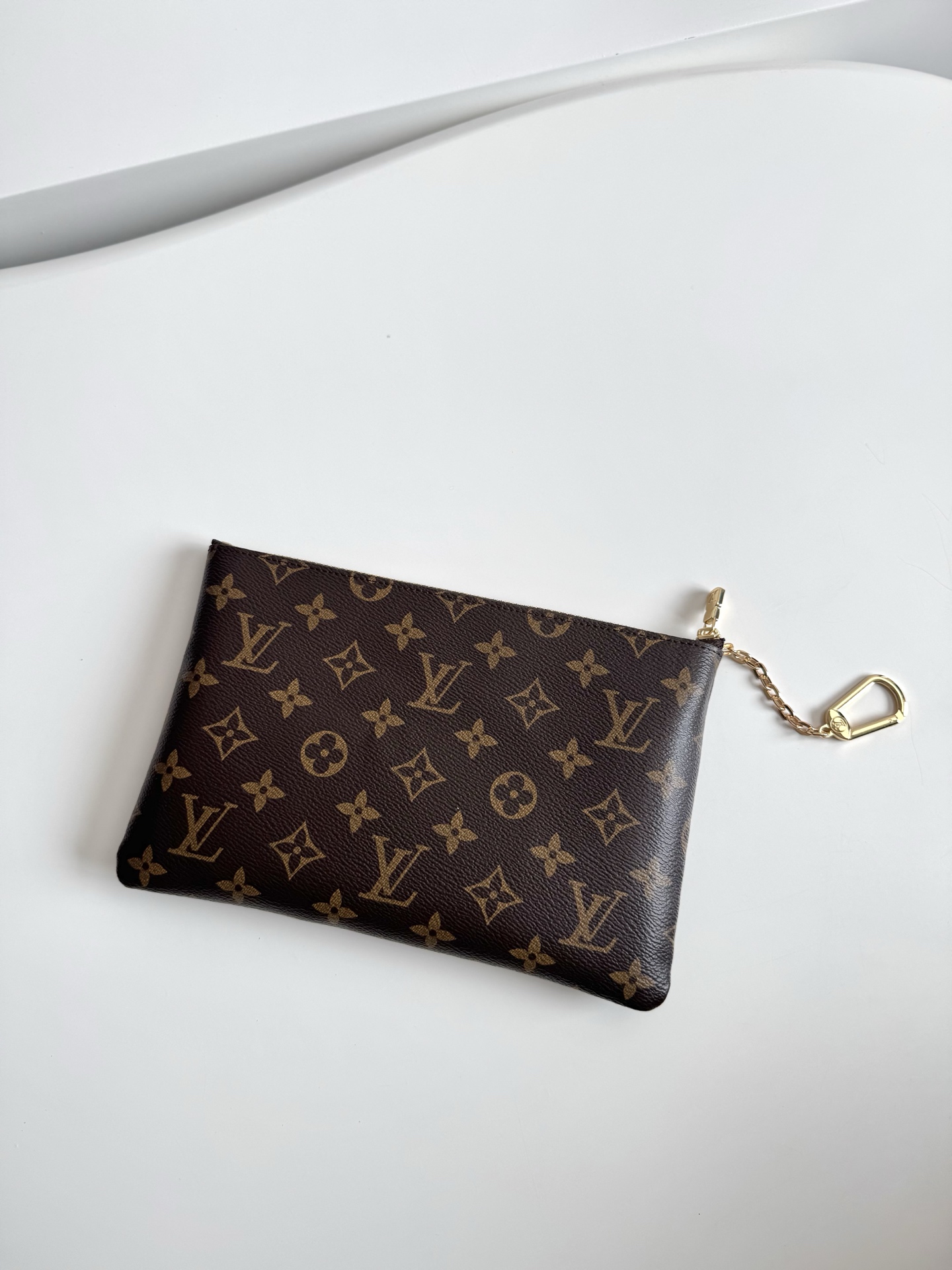 Louis Vuitton Pochette Clés Model: M13559 Size: 24×15.5×1 cm Design Features: Made from Monogram coated canvas 9 Louis Vuitton Pochette Clés Model: M13559 Size: 24×15.5×1 cm Design Features: Made from Monogram coated canvas - Image 9