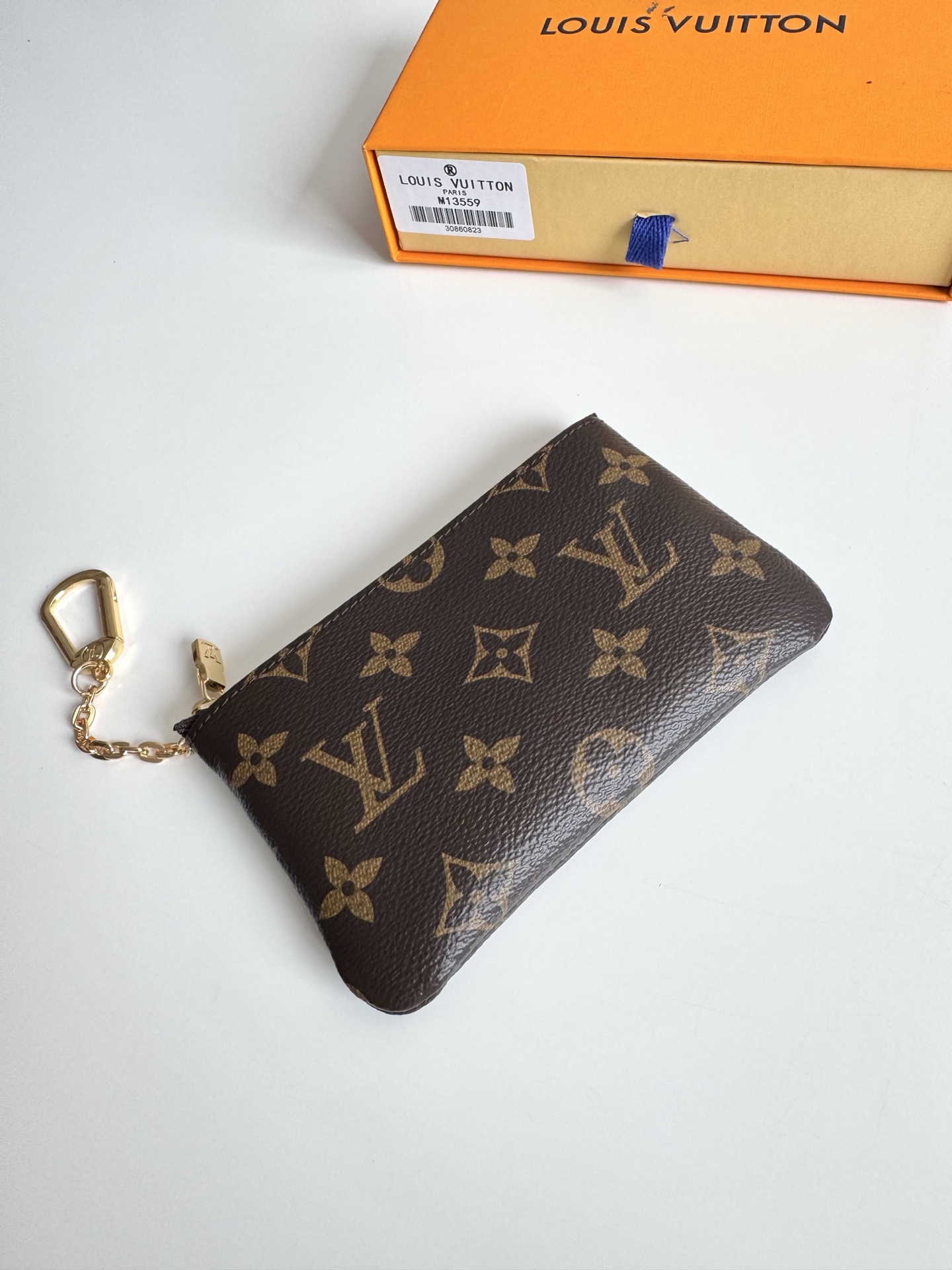 Louis Vuitton Pochette Clés Model: M13559 Size: 15 x 9 x 1 cm (Length x Height x Depth) Design Features: Made from Monogram coated canvas 3 Louis Vuitton Pochette Clés Model: M13559 Size: 15 x 9 x 1 cm (Length x Height x Depth) Design Features: Made from Monogram coated canvas - Image 3