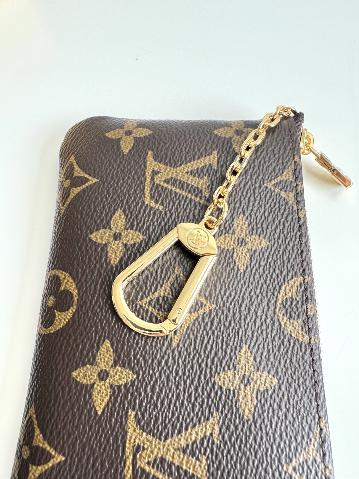 Louis Vuitton Pochette Clés Model: M13559 Size: 15 x 9 x 1 cm (Length x Height x Depth) Design Features: Made from Monogram coated canvas 9 Louis Vuitton Pochette Clés Model: M13559 Size: 15 x 9 x 1 cm (Length x Height x Depth) Design Features: Made from Monogram coated canvas - Image 9