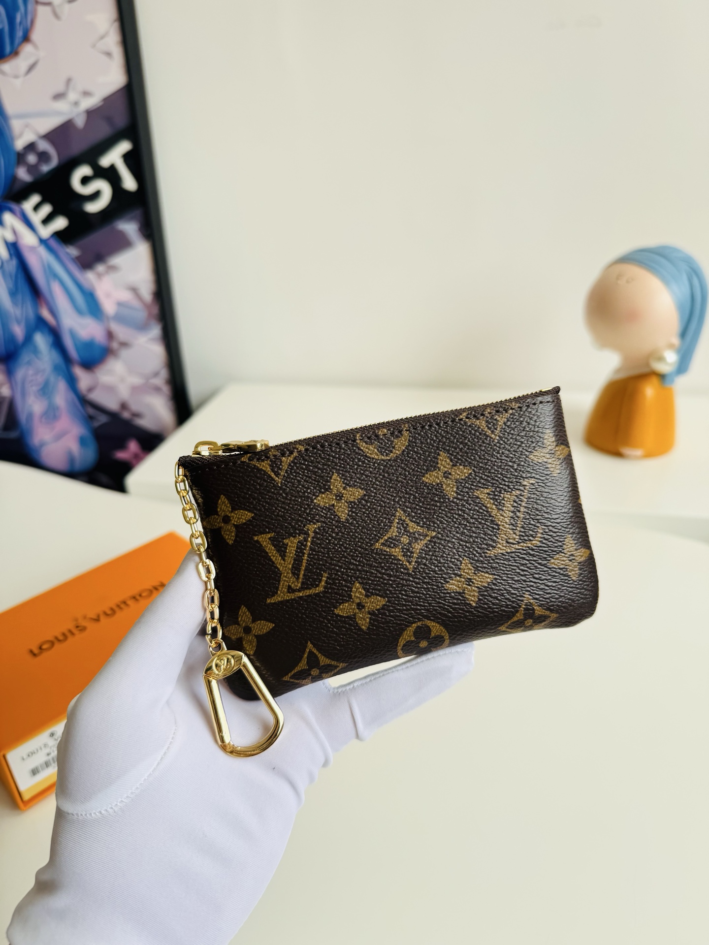 Louis Vuitton Pochette Clés Model: M13559 Size: 15 x 9 x 1 cm (Length x Height x Depth) Design Features: Made from Monogram coated canvas 4 Louis Vuitton Pochette Clés Model: M13559 Size: 15 x 9 x 1 cm (Length x Height x Depth) Design Features: Made from Monogram coated canvas - Image 4