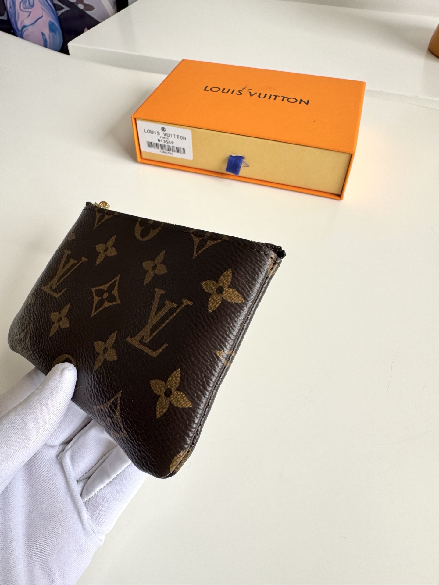 Louis Vuitton Pochette Clés Model: M13559 Size: 15 x 9 x 1 cm (Length x Height x Depth) Design Features: Made from Monogram coated canvas 7 Louis Vuitton Pochette Clés Model: M13559 Size: 15 x 9 x 1 cm (Length x Height x Depth) Design Features: Made from Monogram coated canvas - Image 7