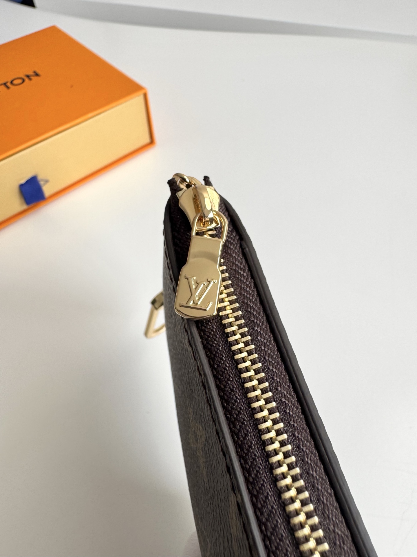 Louis Vuitton Pochette Clés Model: M13559 Size: 15 x 9 x 1 cm (Length x Height x Depth) Design Features: Made from Monogram coated canvas 6 Louis Vuitton Pochette Clés Model: M13559 Size: 15 x 9 x 1 cm (Length x Height x Depth) Design Features: Made from Monogram coated canvas - Image 6