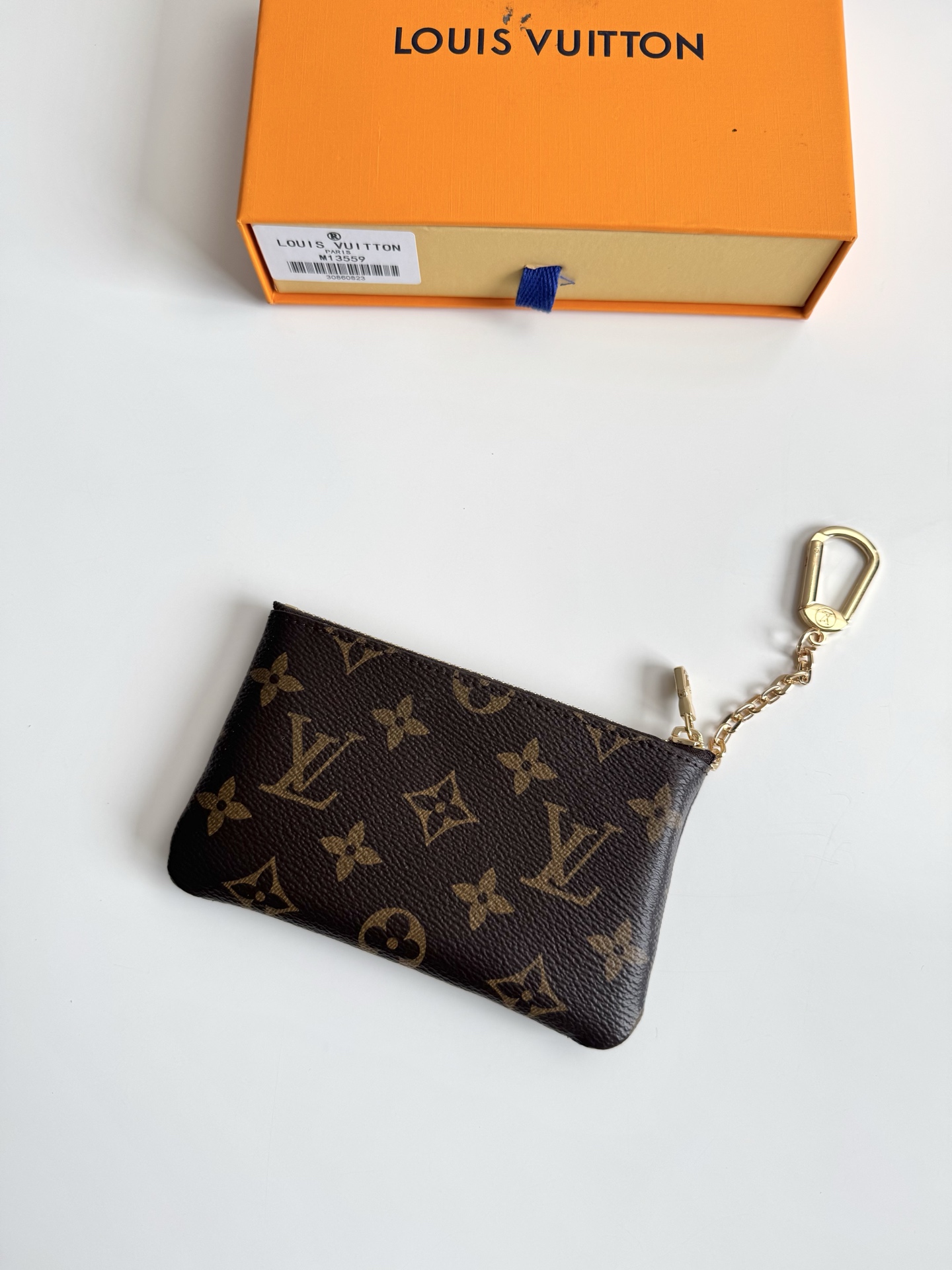 Louis Vuitton Pochette Clés Model: M13559 Size: 15 x 9 x 1 cm (Length x Height x Depth) Design Features: Made from Monogram coated canvas 5 Louis Vuitton Pochette Clés Model: M13559 Size: 15 x 9 x 1 cm (Length x Height x Depth) Design Features: Made from Monogram coated canvas - Image 5