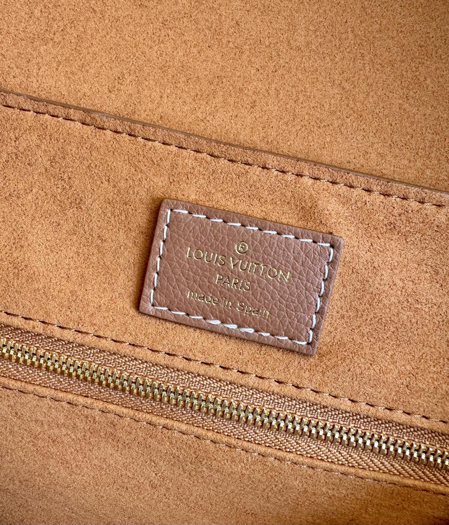 LV Low Key Messenger Bag 163c Dynamic Chip with Boutique Packaging M13151 Size: 30×18×12 cm 9 LV Low Key Messenger Bag 163c Dynamic Chip with Boutique Packaging M13151 Size: 30×18×12 cm - Image 9